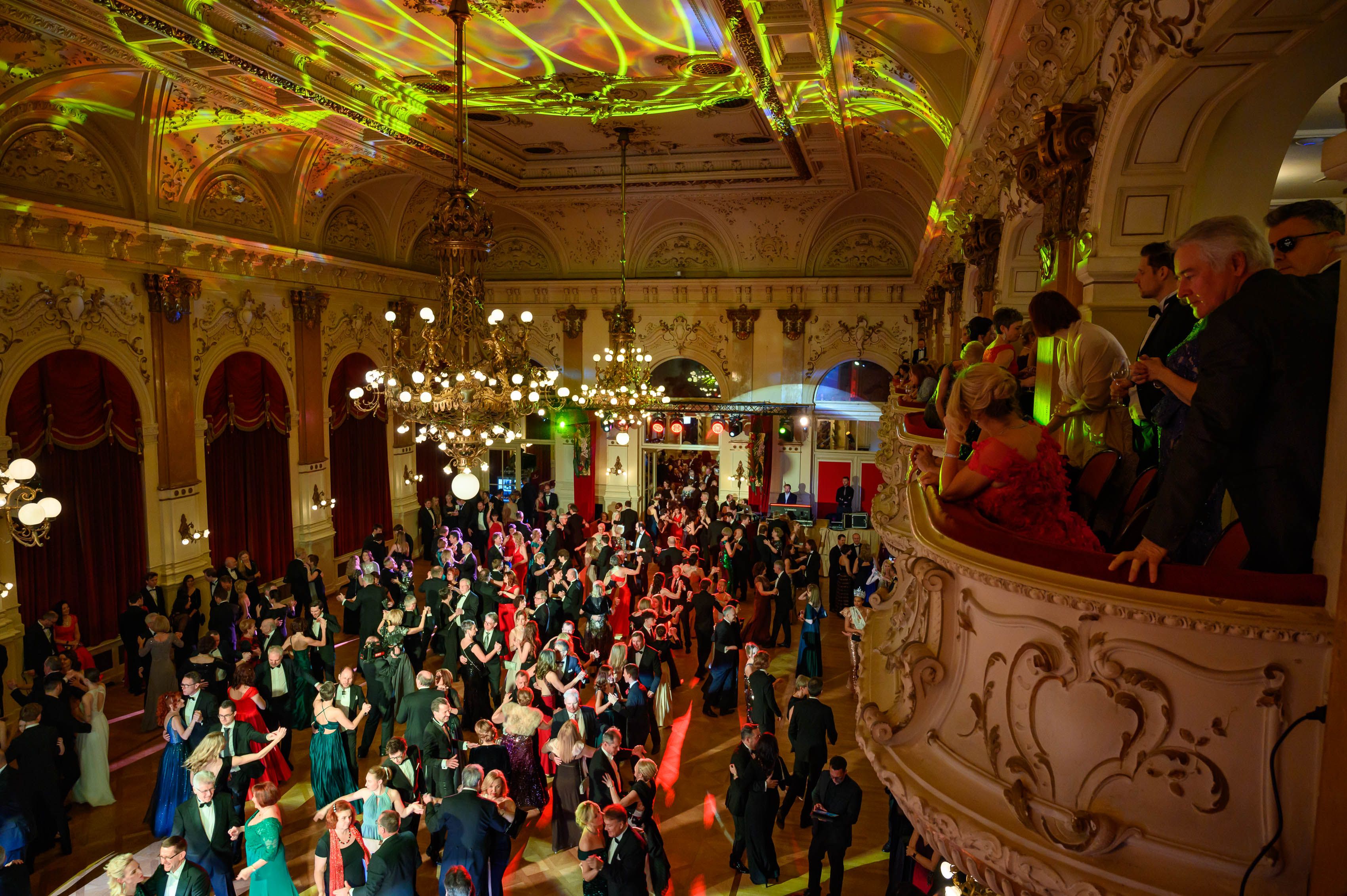 Dem Tanzvergnügen steht am Linzer KV-Ball nichts im Weg.