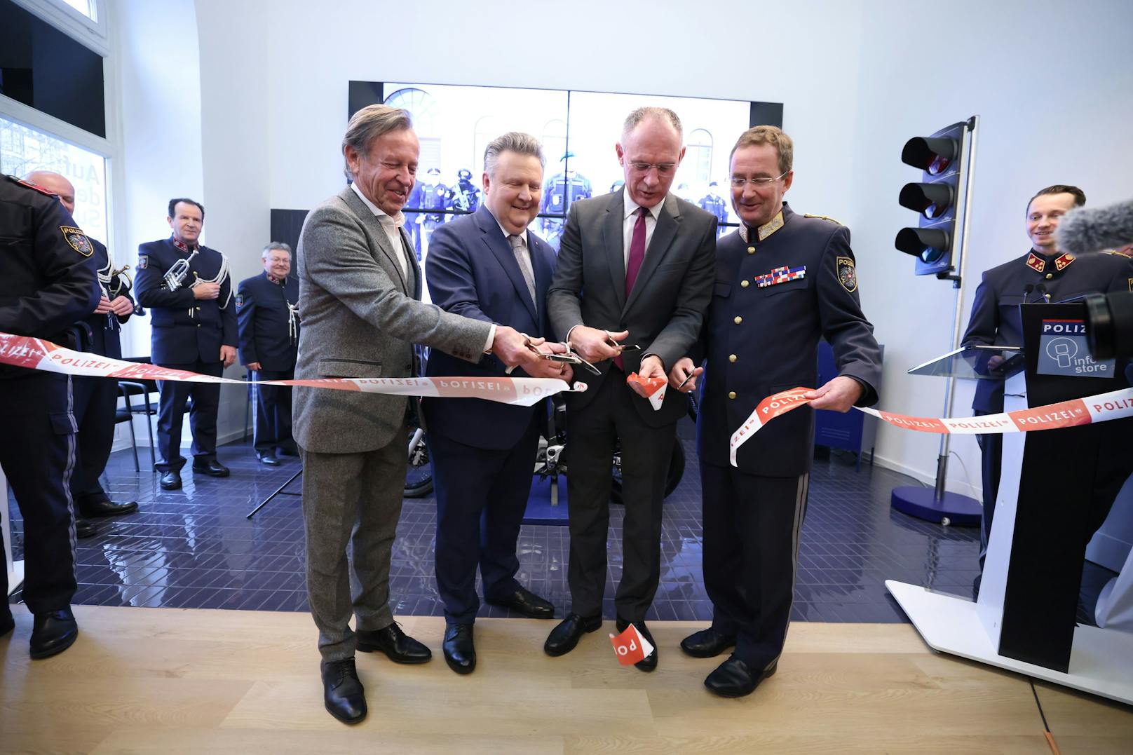 Karl Javurek, Präsident des Vereins der Freunde der Wiener Polizei, Bürgermeister Michael Ludwig (SPÖ), Innenminister Gerhard Karner (ÖVP) und Wiens Landespolizeipräsident Gerhard Pürstl (v.li.) eröffneten den "Info Store" am Schottenring.