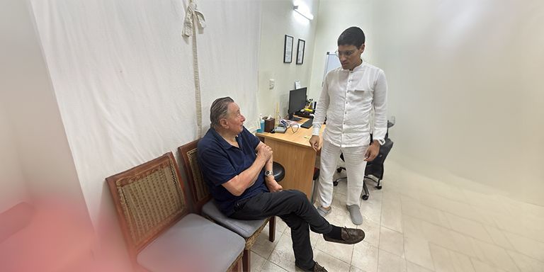 Richard Lugner musste auf der Trauminsel einen Arzt aufsuchen.