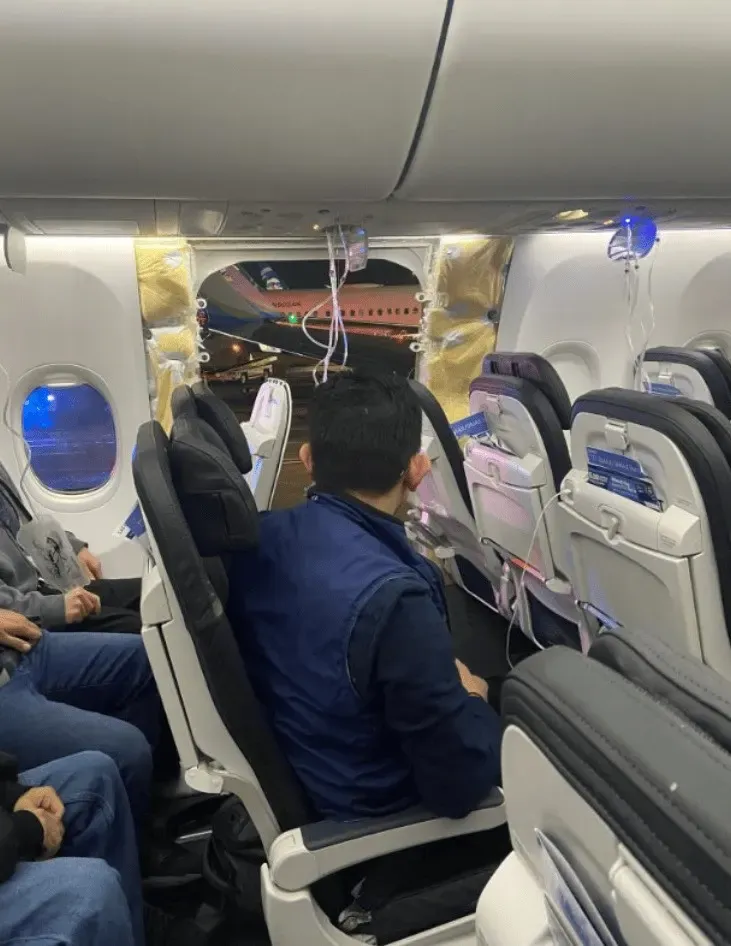 Ein riesiges Loch klafft in der Seite der Boeing 737-9 Max.