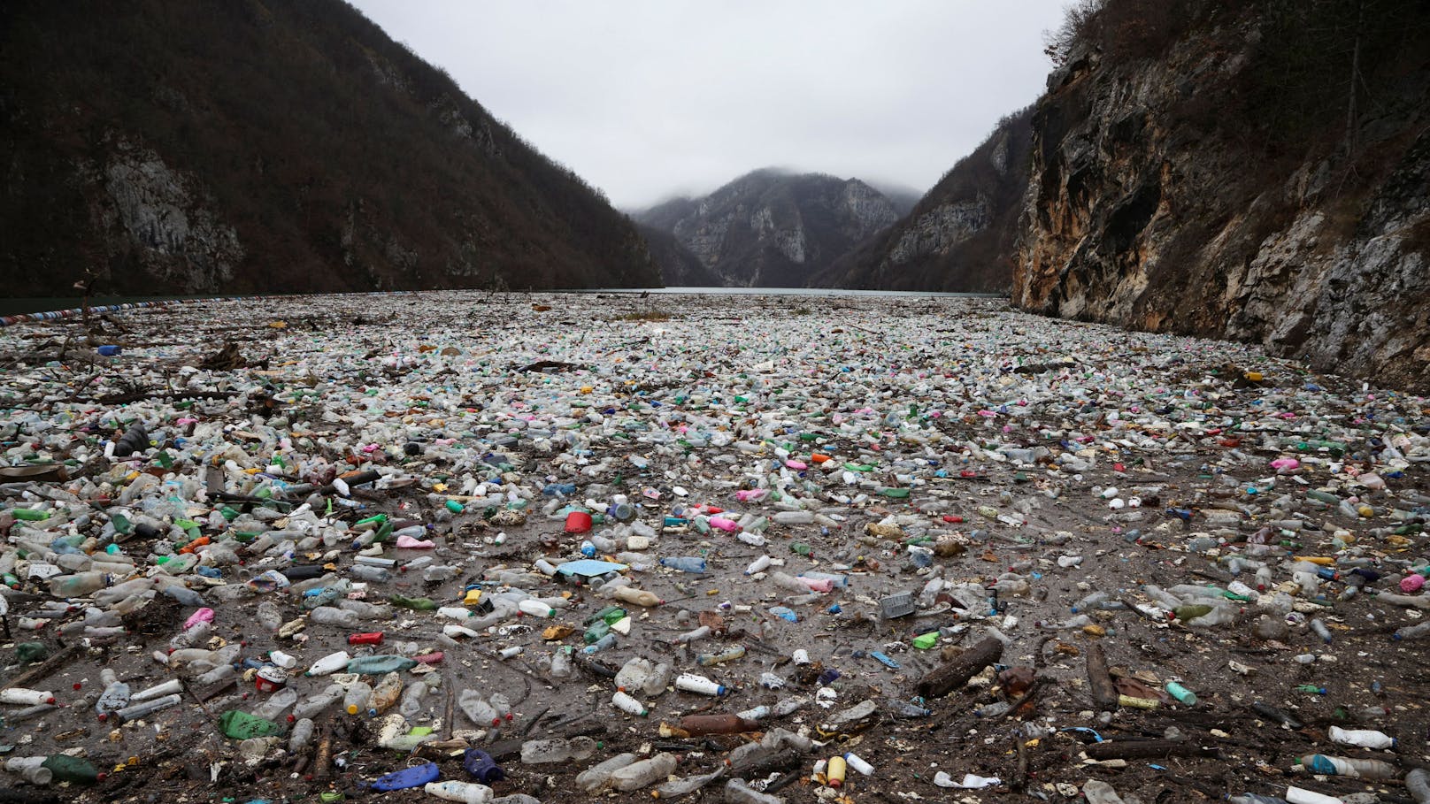 Balkan-Fluss versinkt nach Silvester in Müll-Chaos