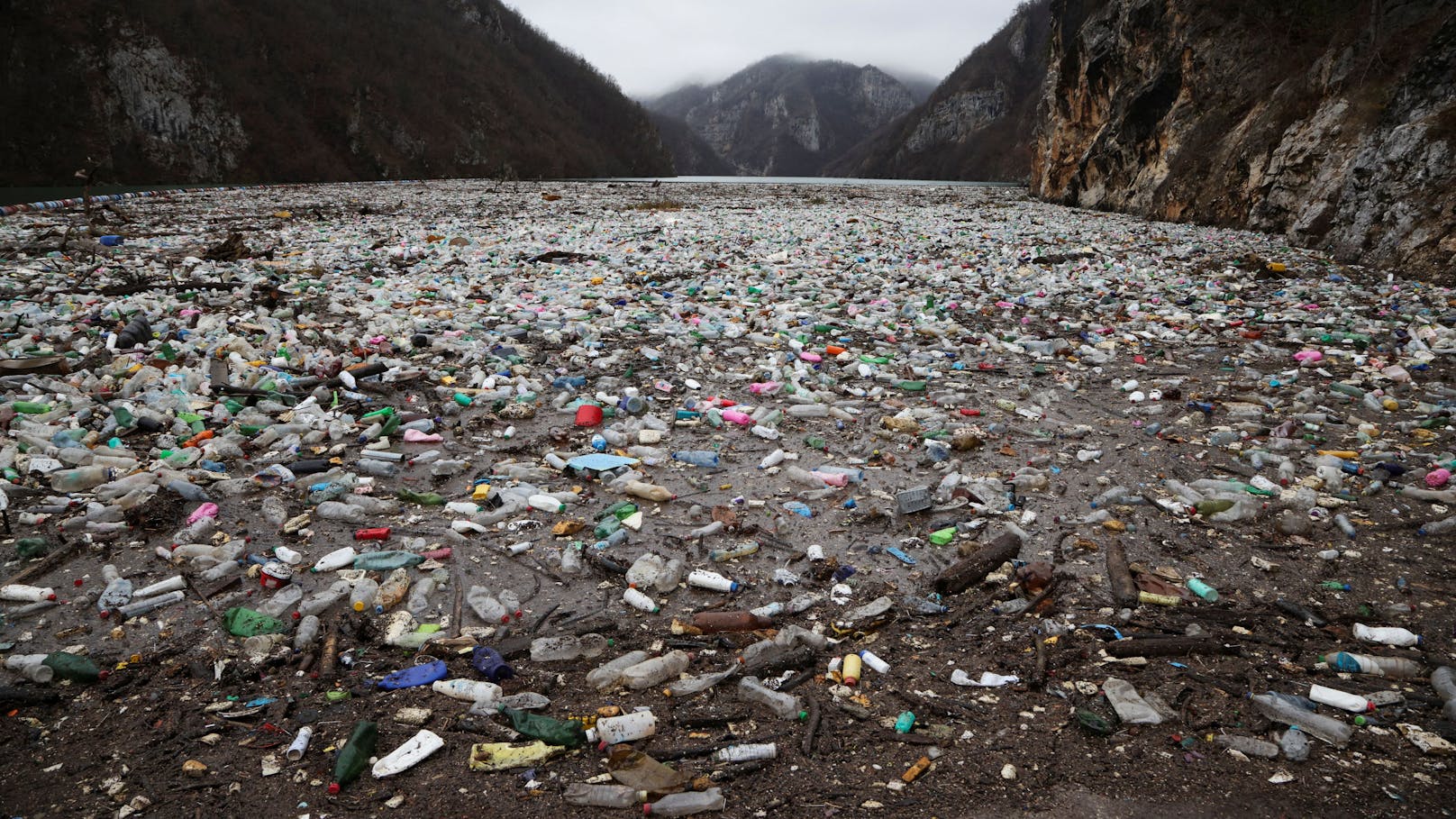 Balkan-Fluss versinkt nach Silvester in Städte-Müll