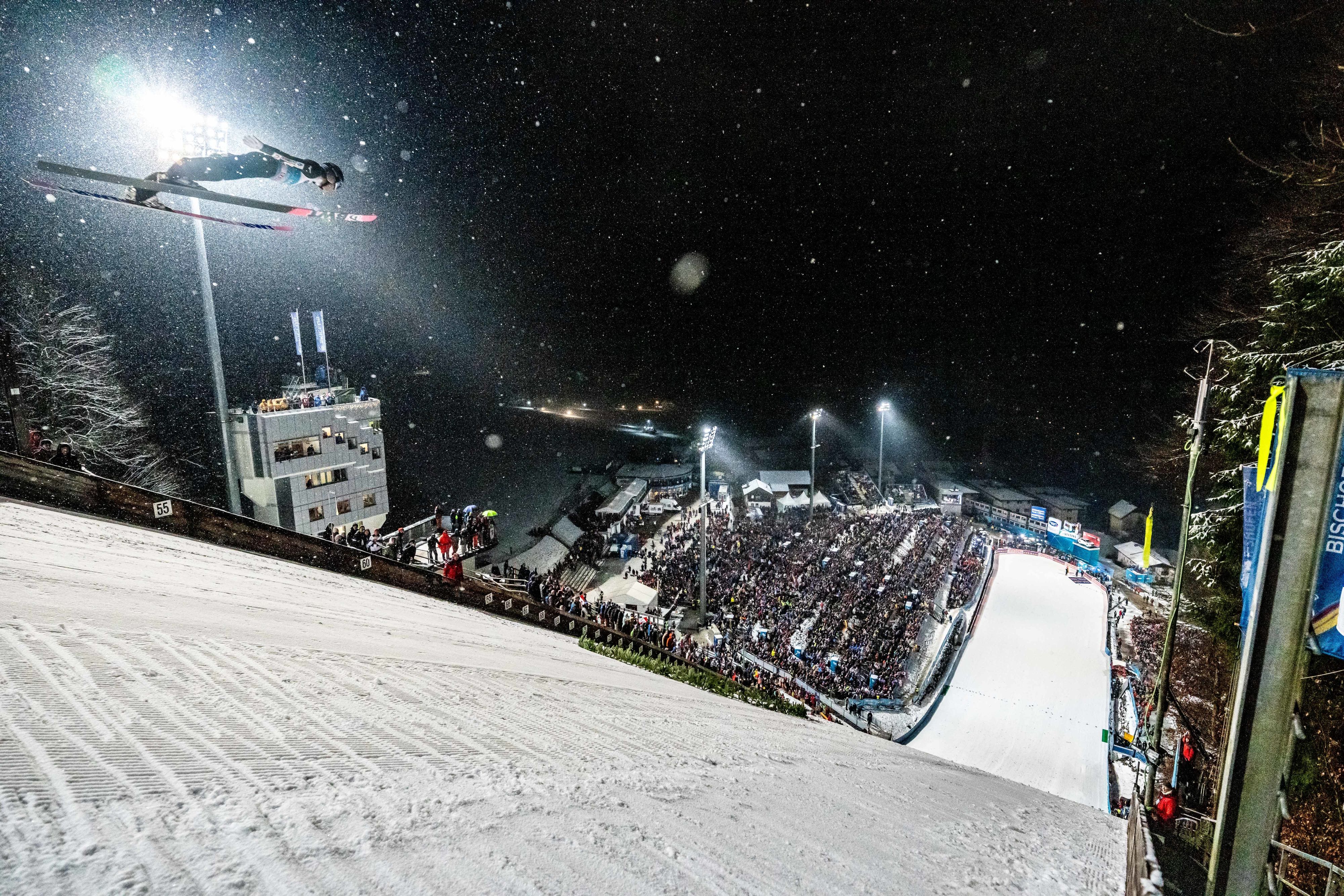 Das Skispringen, dass die Fans kennen. Mit Schnee und vielen Zuschauern.
