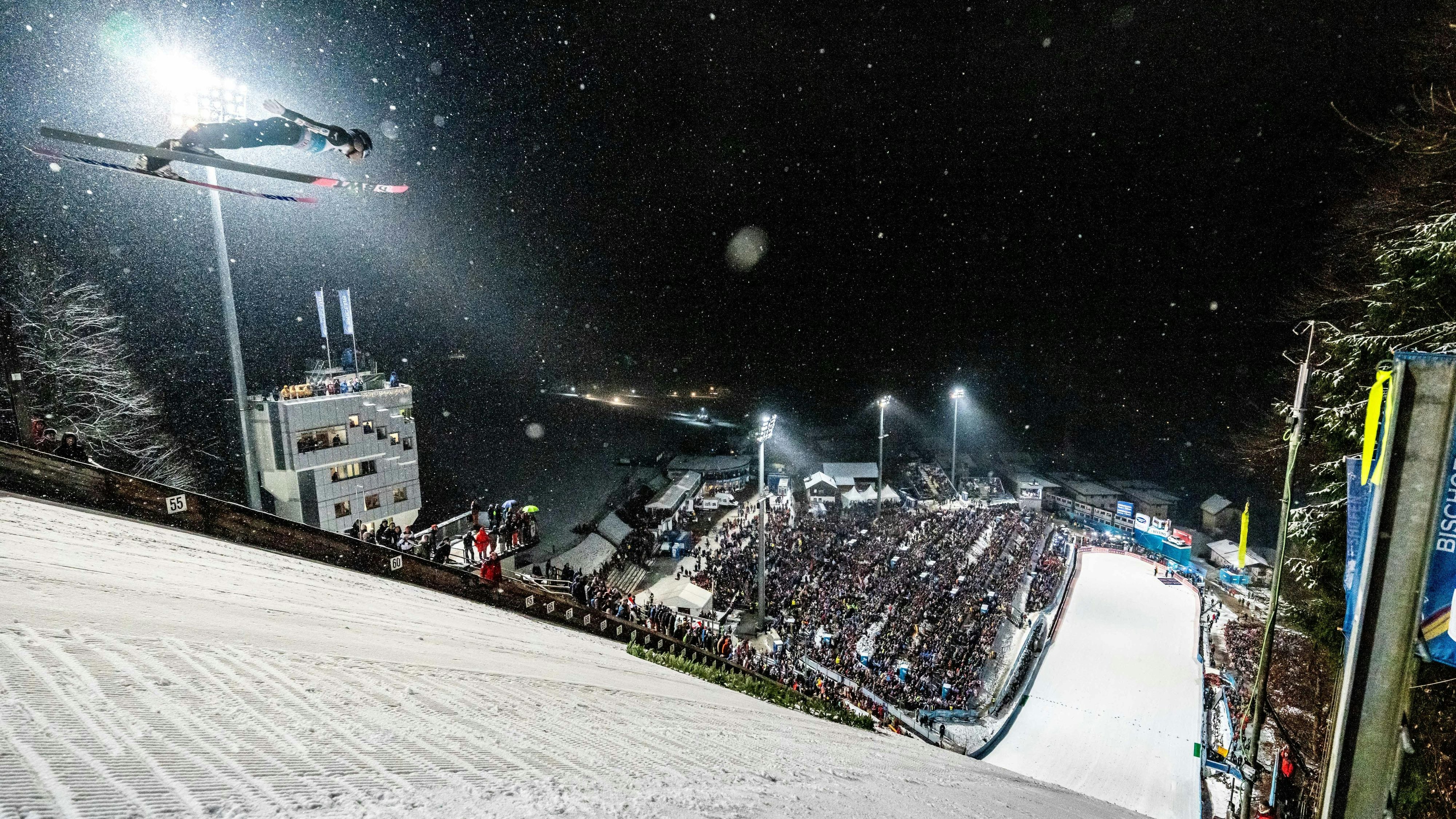 Das Skispringen, dass die Fans kennen. Mit Schnee und vielen Zuschauern.