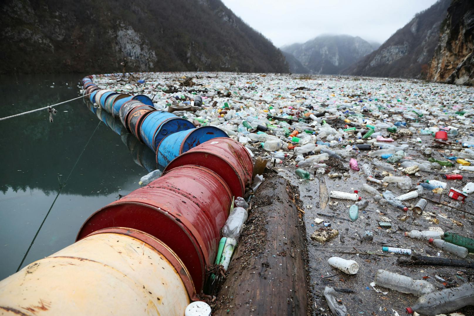 Balkan-Fluss versinkt nach Silvester in Städte-Müll