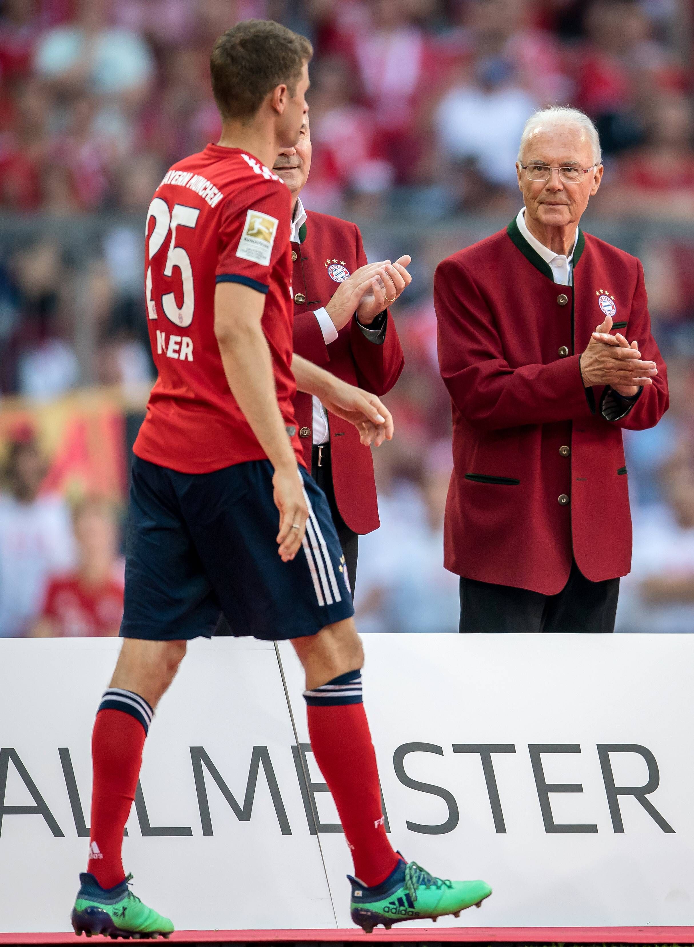 Thomas Müller und andere deutsche Fußball-Größen trauern um Franz Beckenbauer.