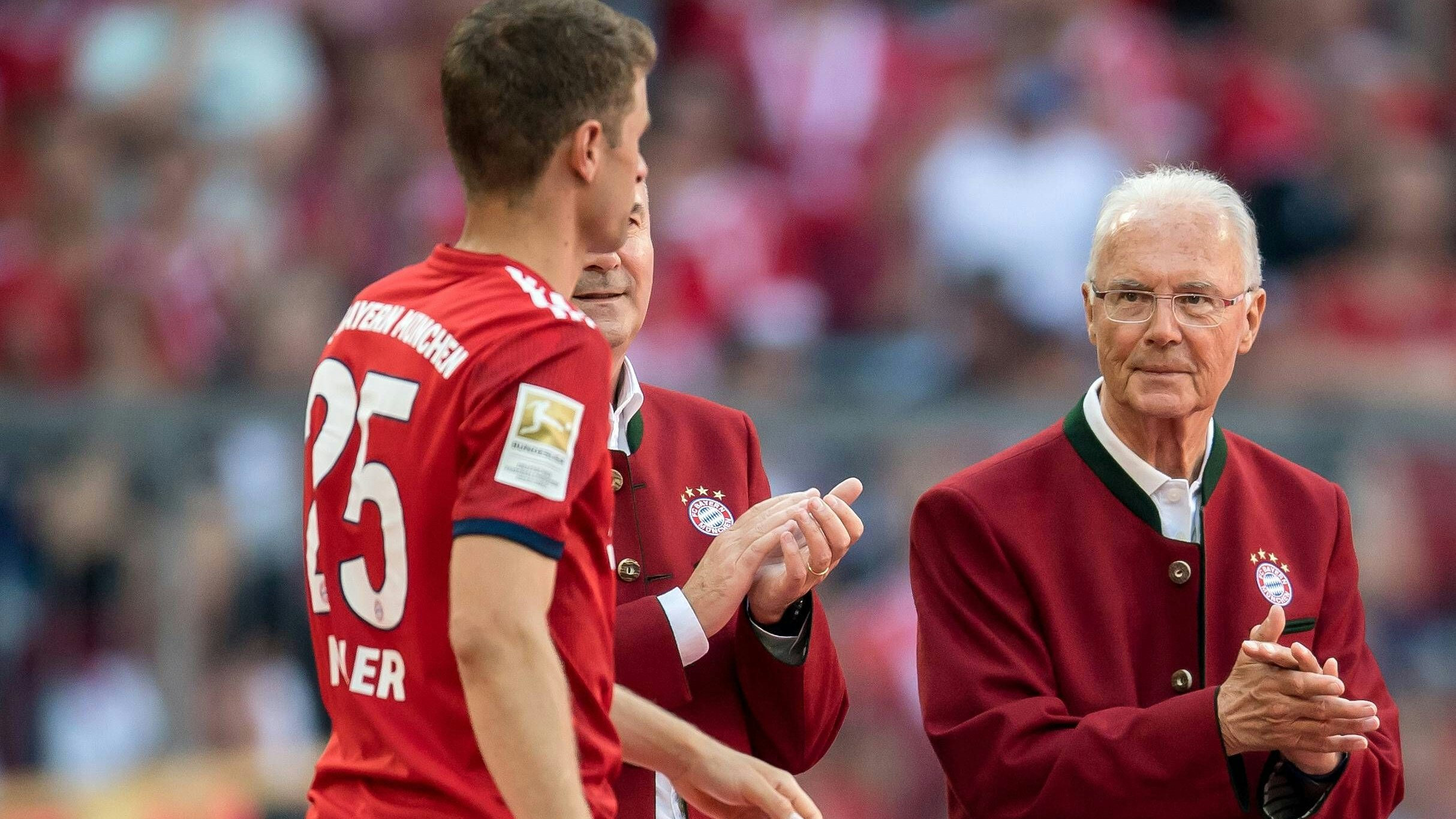 Thomas Müller und andere deutsche Fußball-Größen trauern um Franz Beckenbauer.