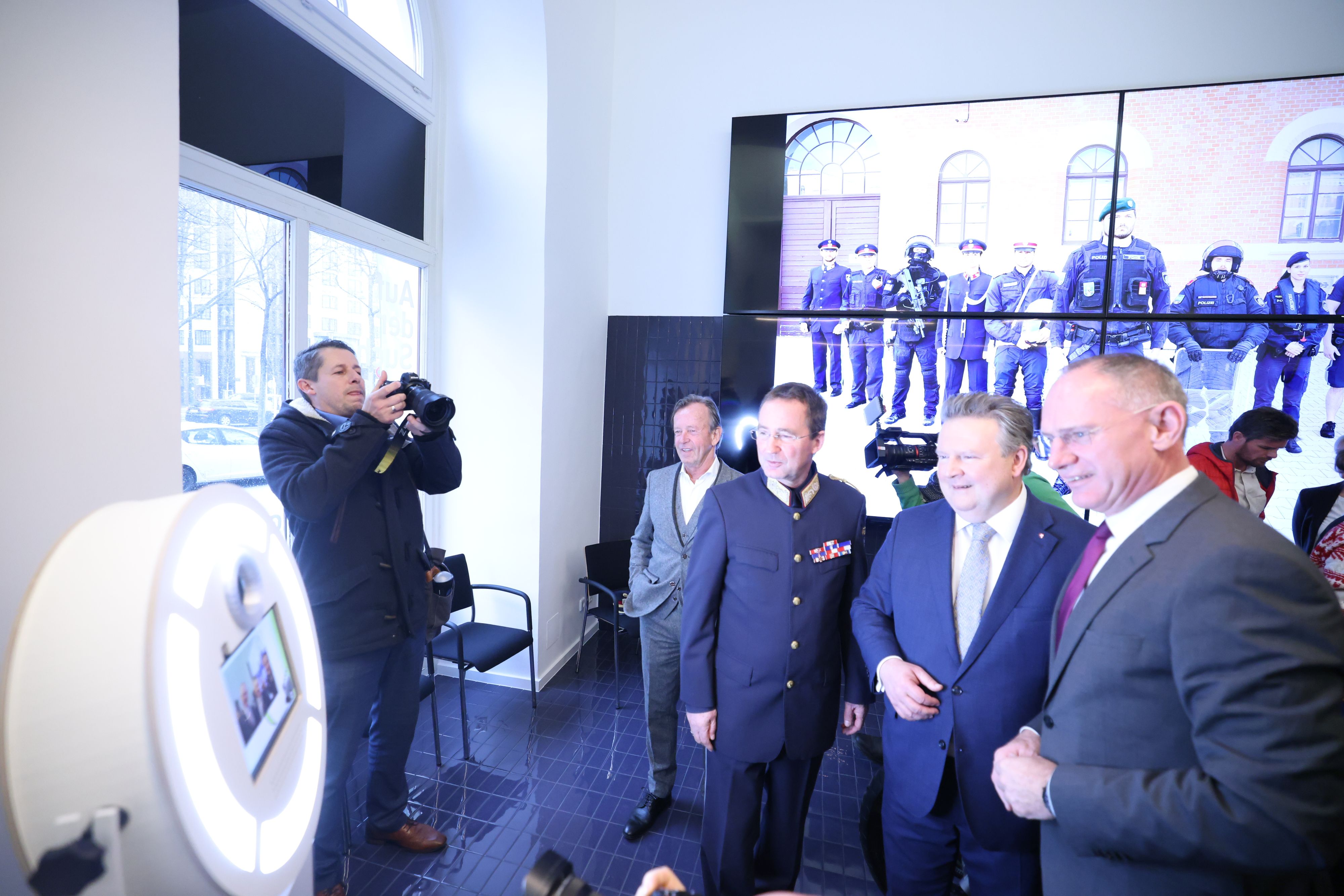 Karl Javurek, Präsident des Vereins der Freunde der Wiener Polizei, Bürgermeister Michael Ludwig (SPÖ), Innenminister Gerhard Karner (ÖVP) und Wiens Landespolizeipräsident Gerhard Pürstl (v.li.) eröffneten den 
