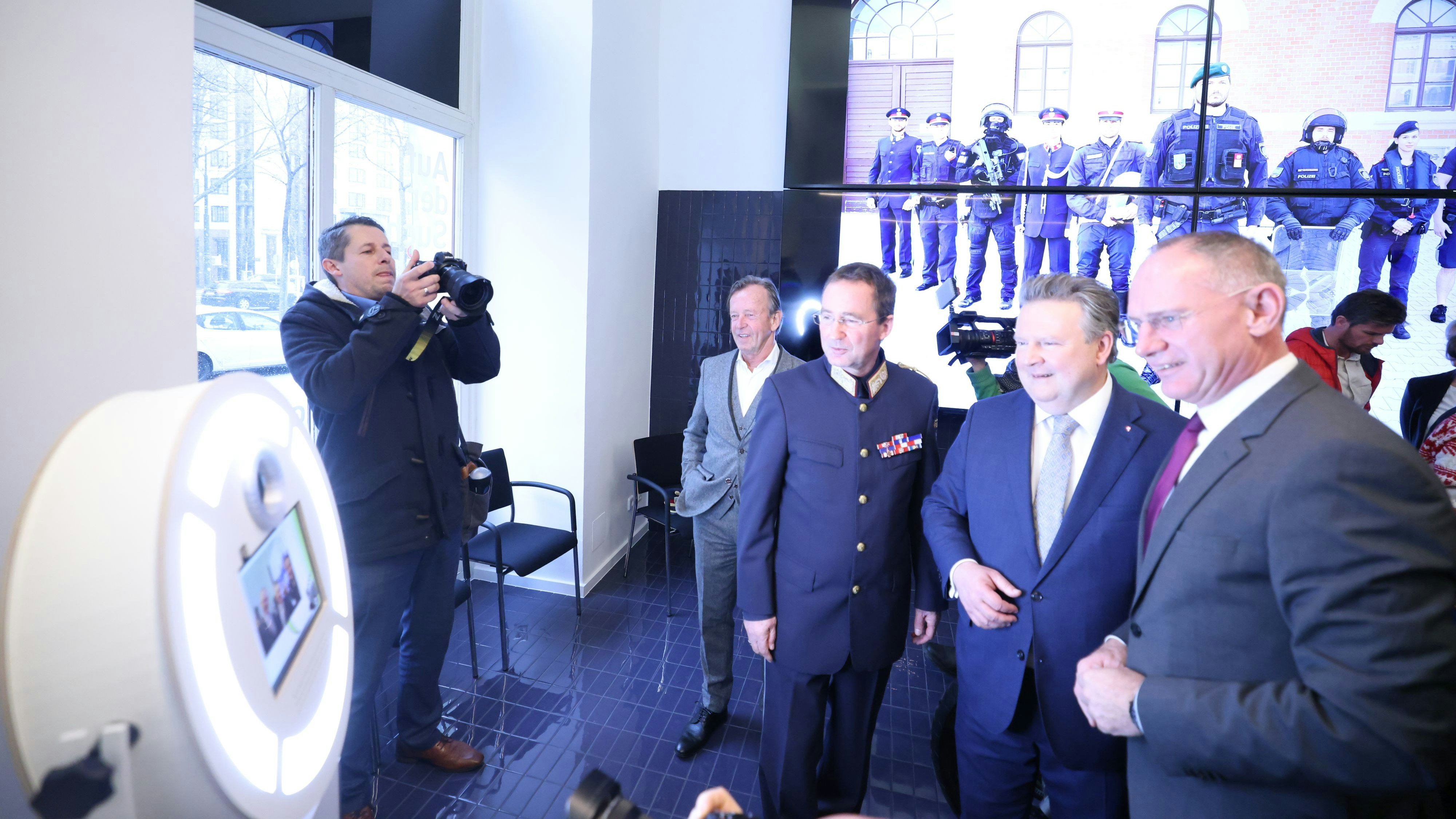 Karl Javurek, Präsident des Vereins der Freunde der Wiener Polizei, Bürgermeister Michael Ludwig (SPÖ), Innenminister Gerhard Karner (ÖVP) und Wiens Landespolizeipräsident Gerhard Pürstl (v.li.) eröffneten den "Info Store" am Schottenring.