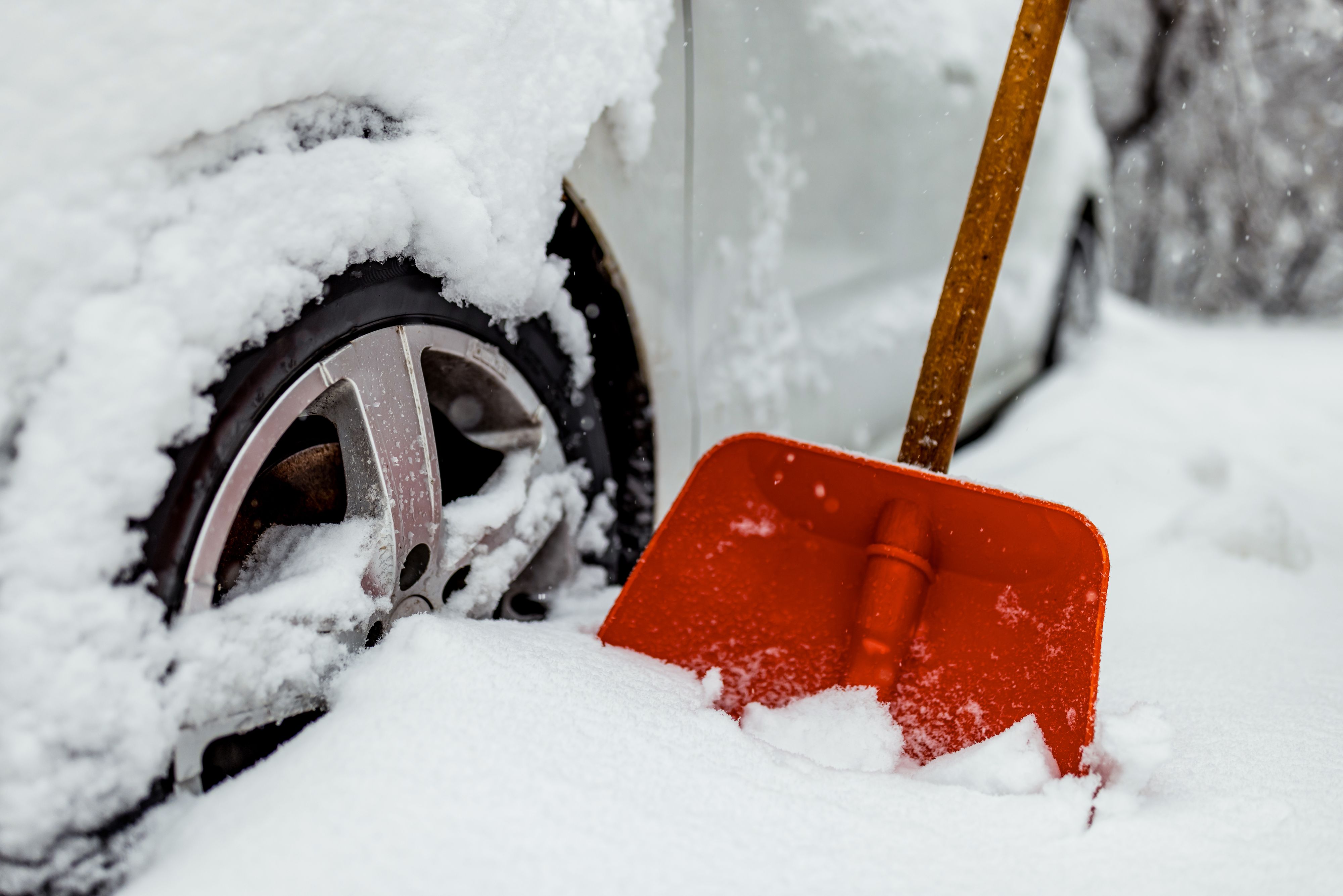 Wer in der Nähe (s)eines Autos Schnee schaufelt, sollte besser aufpassen. Sonst kann es schnell teuer werden.