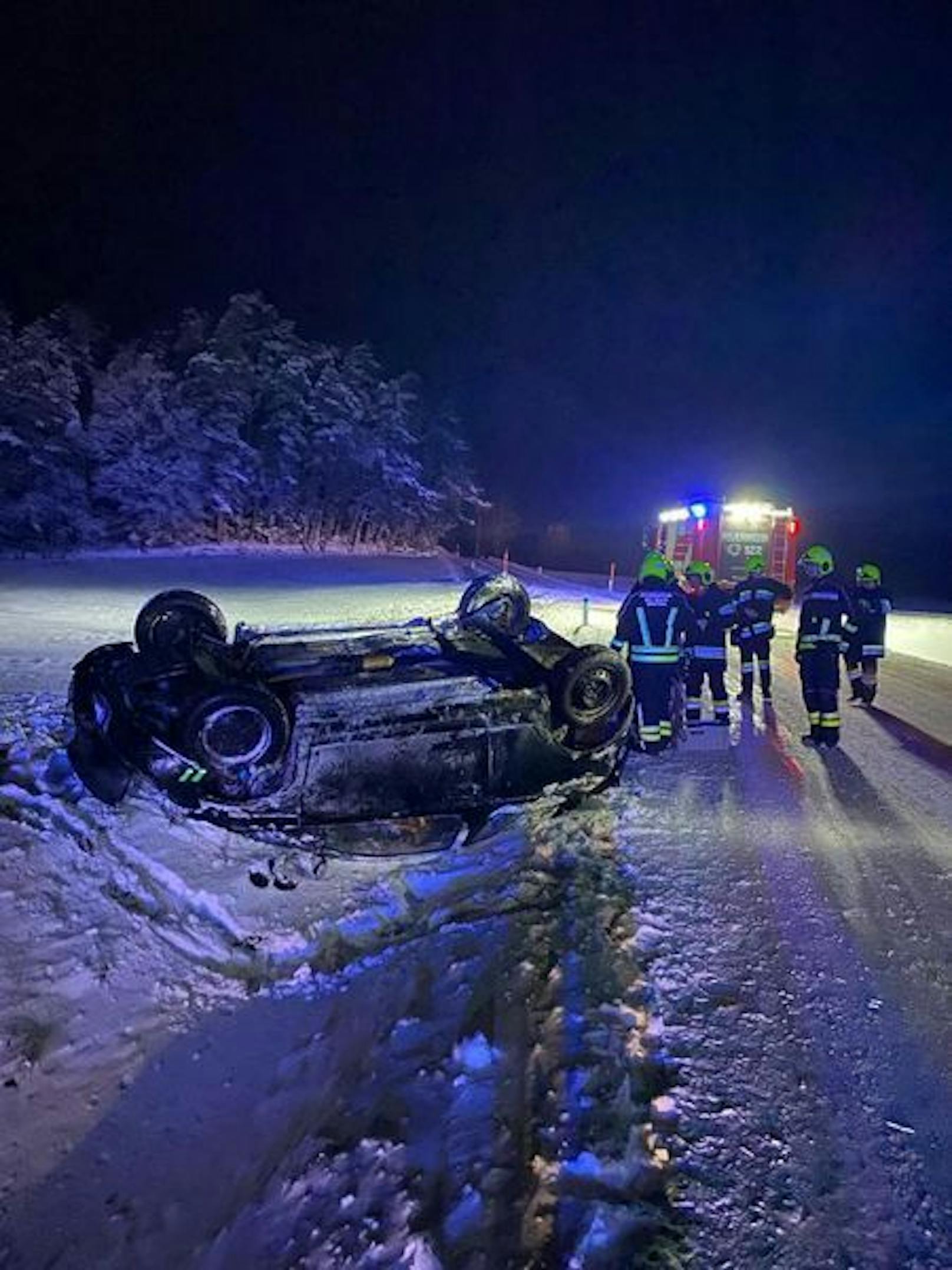 Der Lenker kam von der verschneiten Fahrbahn ab und überschlug sich mit dem Wagen.