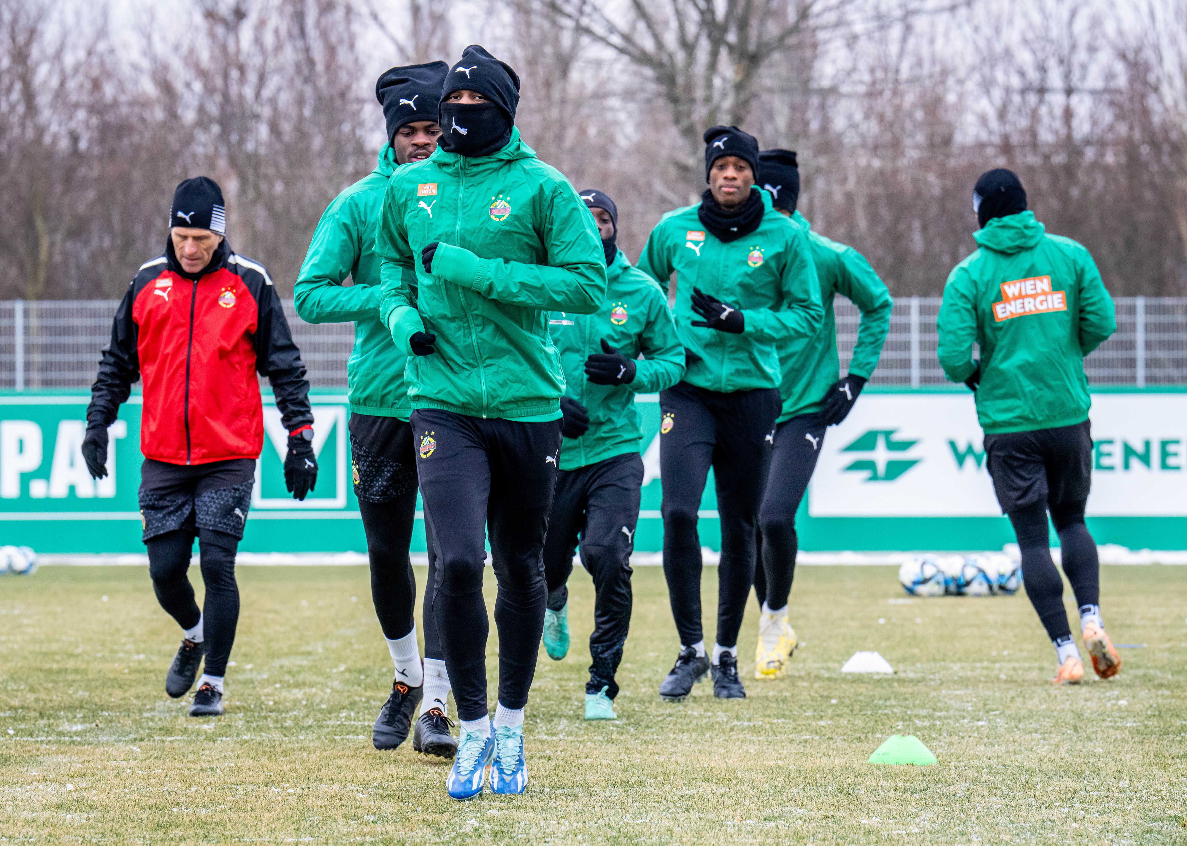 Die Spieler packten sich beim ersten Training warm ein.
