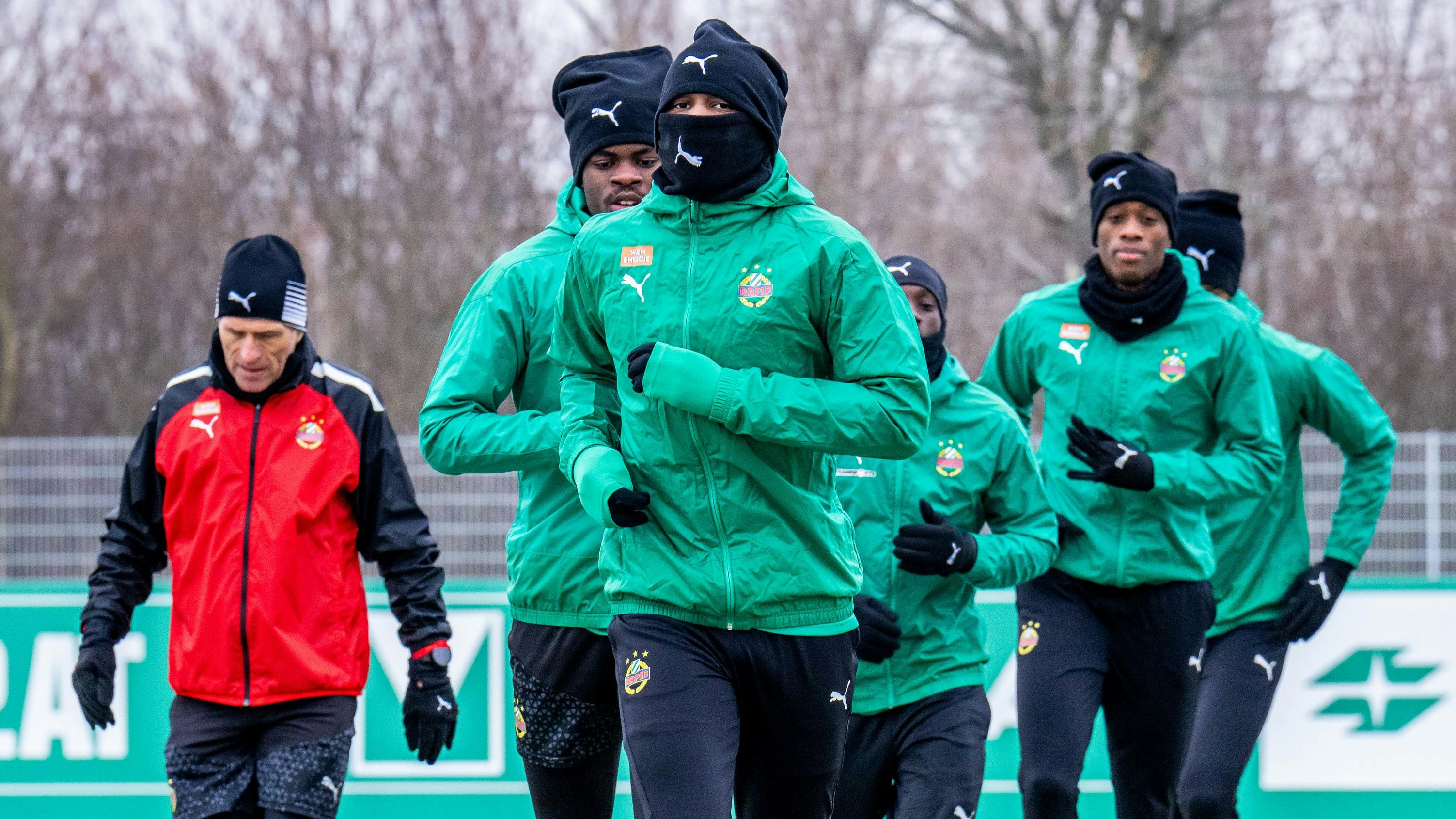 Die Spieler packten sich beim ersten Training warm ein.