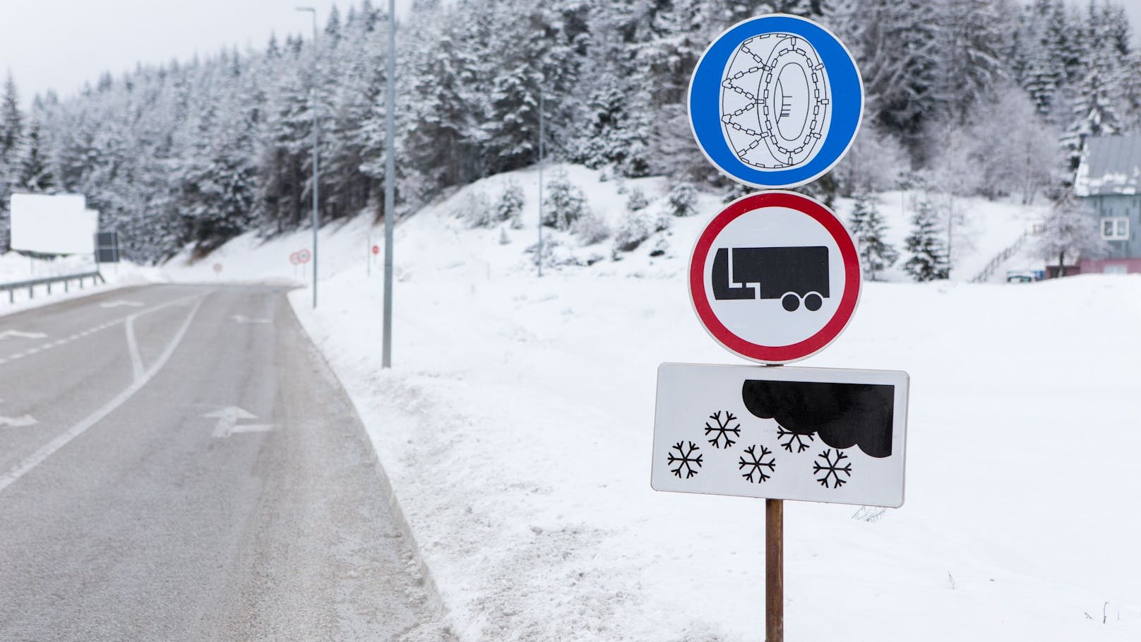 Keine Schneeketten! Lkw-Lenker rutscht von der Straße