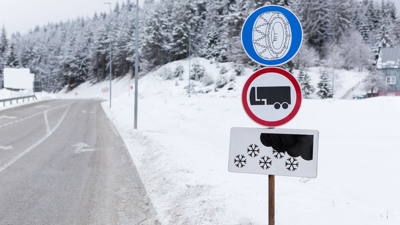 Heute.at - Keine Schneeketten! Lkw-Lenker rutscht von der Straße