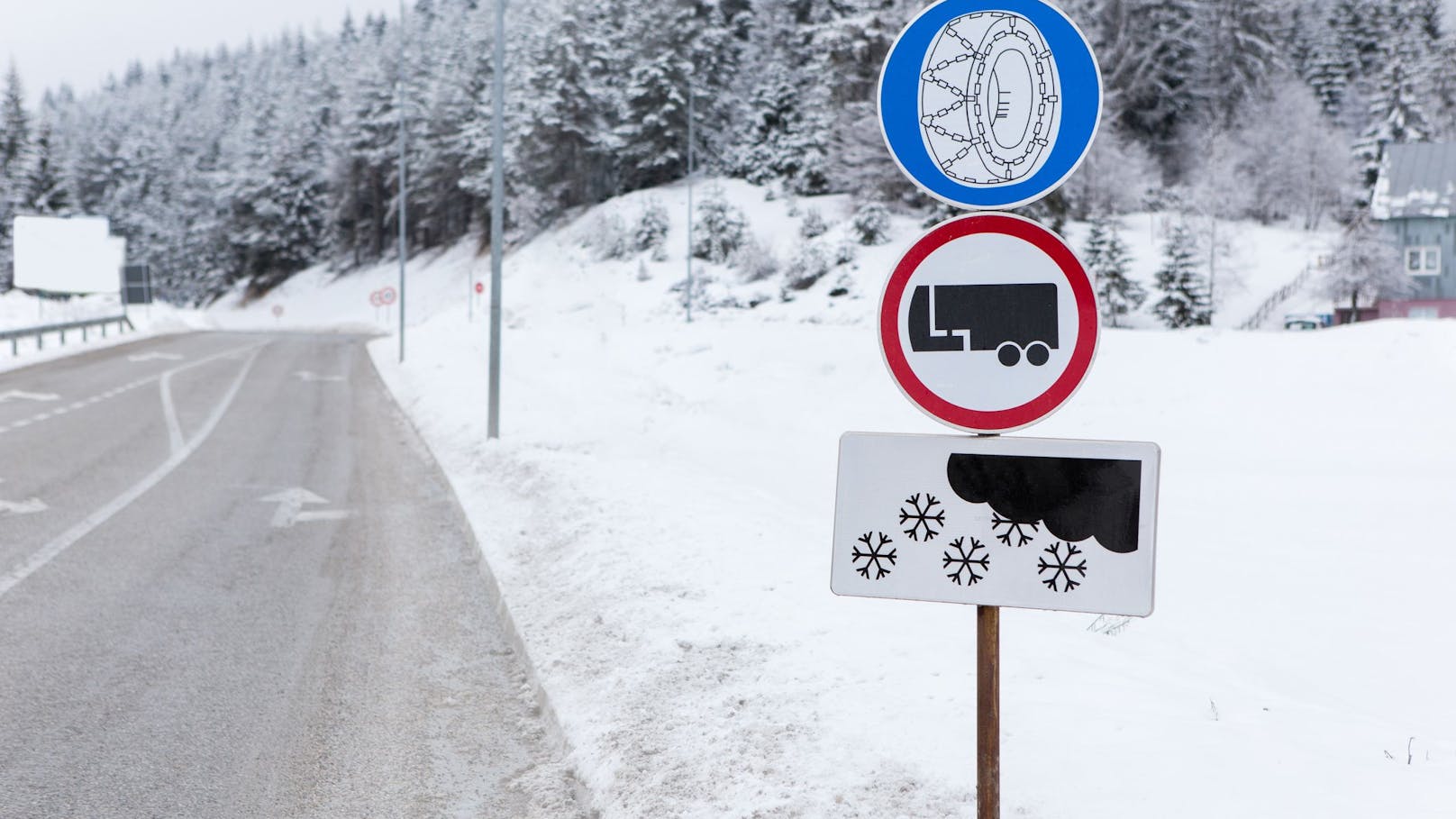 Keine Schneeketten! Lkw-Lenker rutscht von der Straße