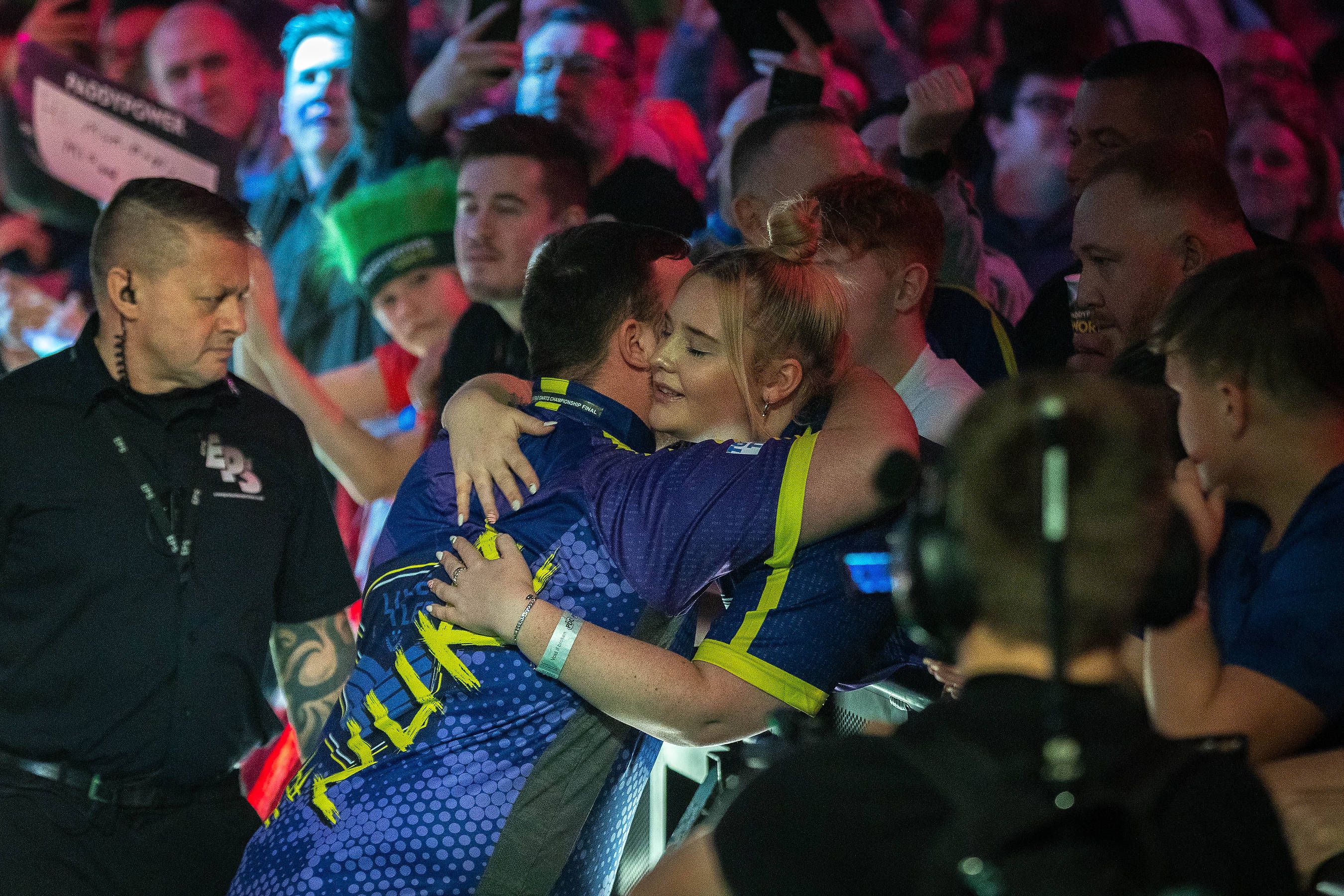 Luke Littler kam bis ins Finale der Darts-WM. Die Freundin ist irre stolz auf ihn.