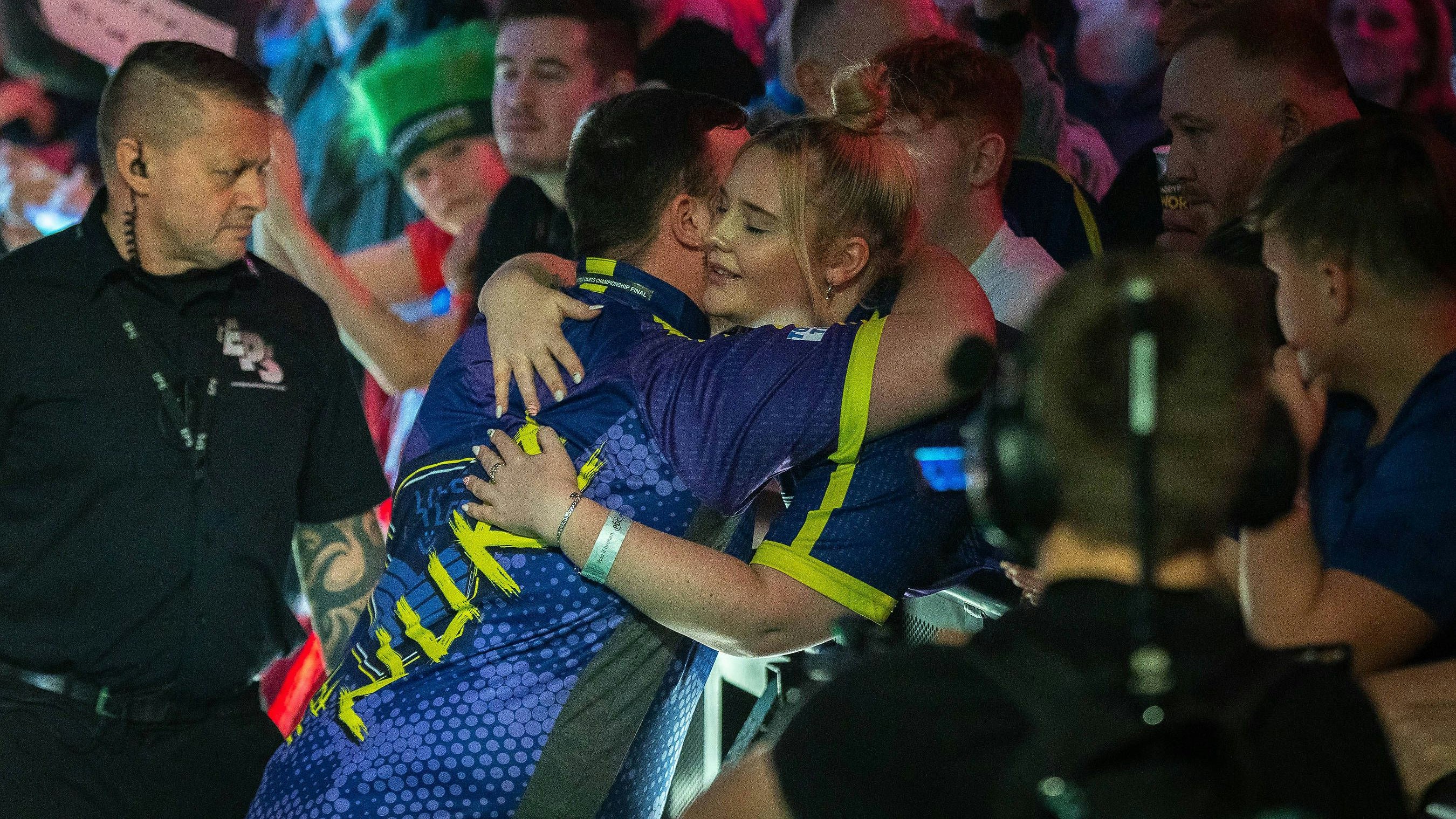 Luke Littler kam bis ins Finale der Darts-WM. Die Freundin ist irre stolz auf ihn.