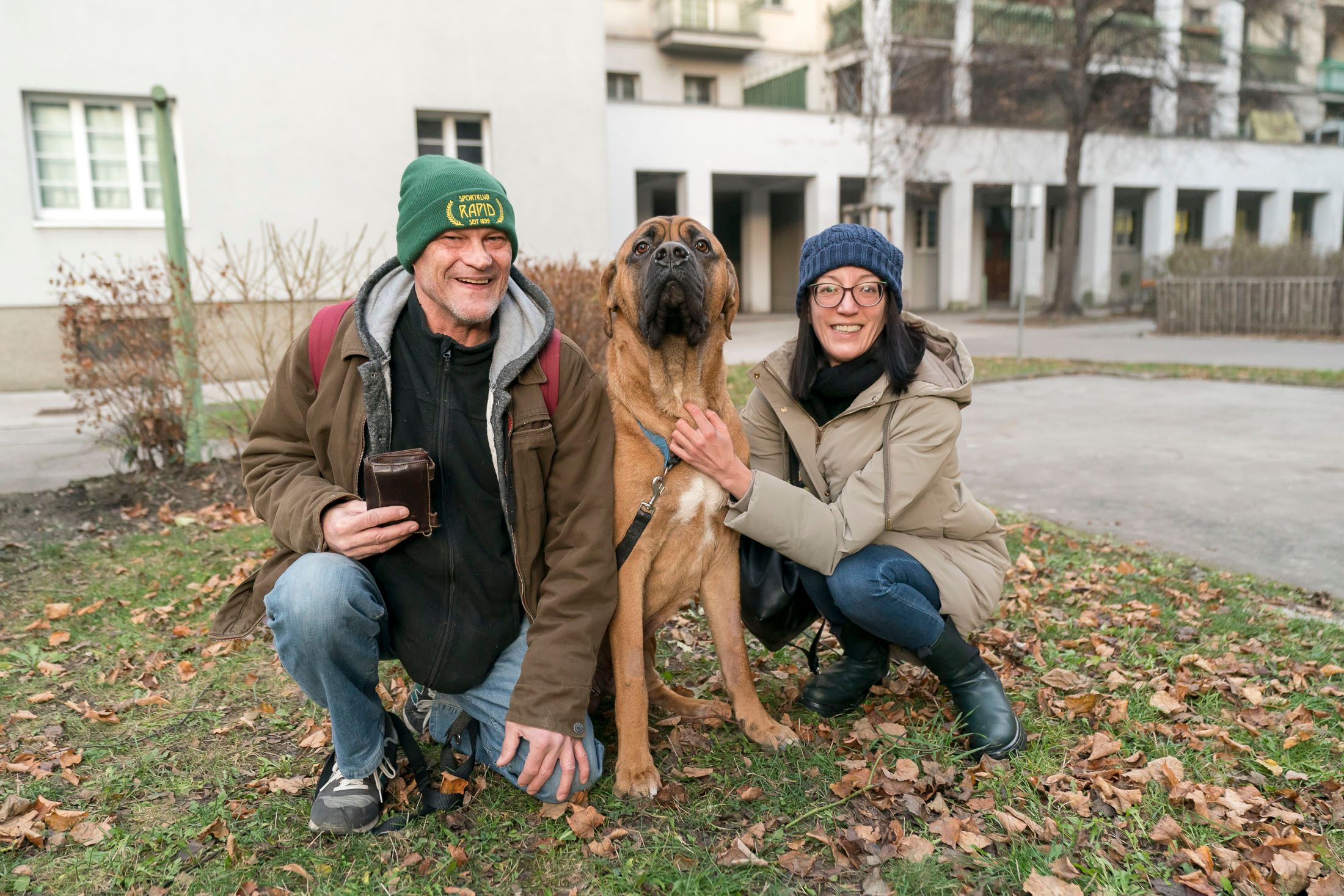 Karlheinz R. (53), Spenderin Kim und Hund Taro sind wieder glücklich.