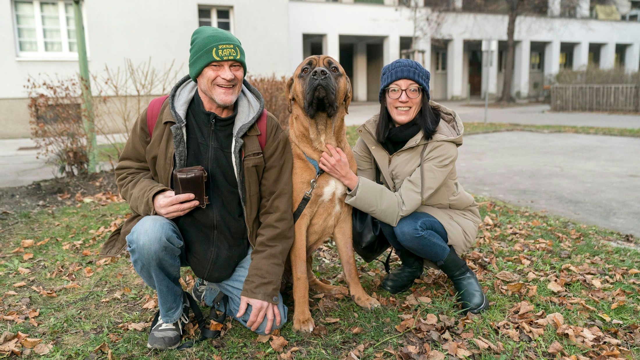 Karlheinz R. (53), Spenderin Kim und Hund Taro sind wieder glücklich.
