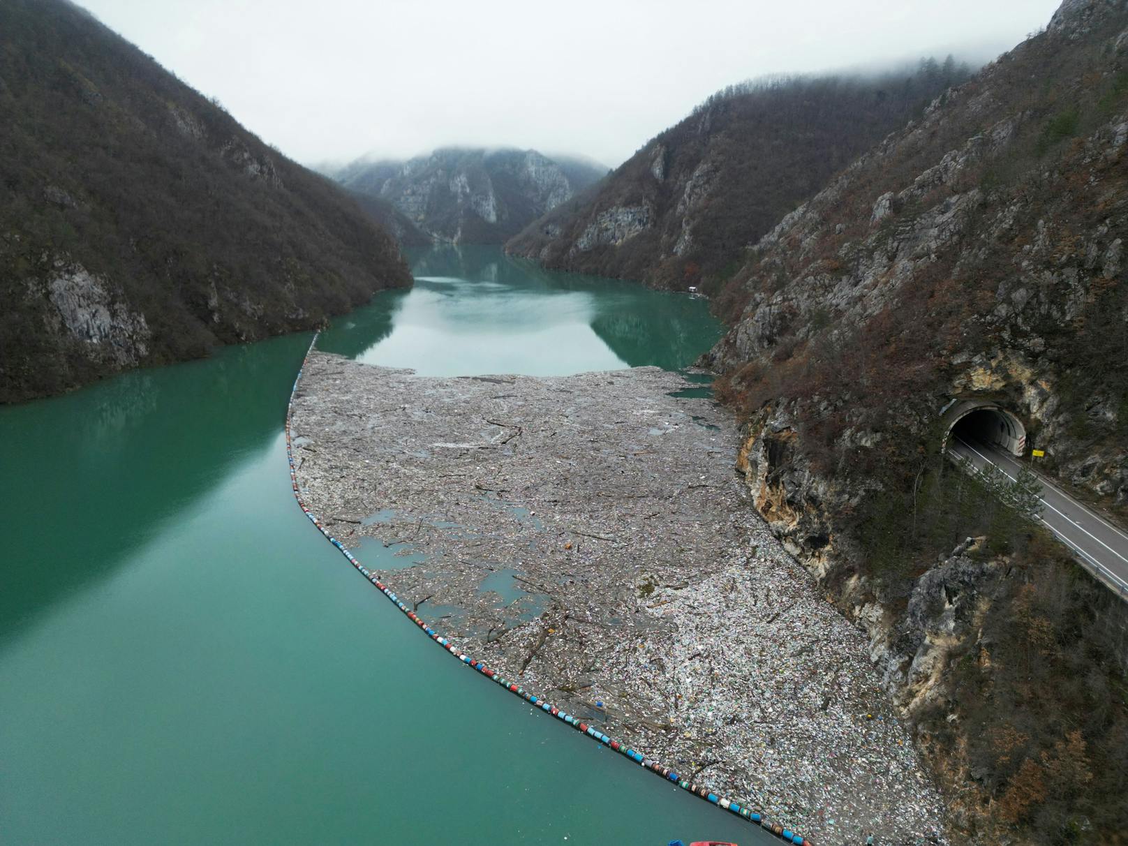 Balkan-Fluss versinkt nach Silvester in Städte-Müll