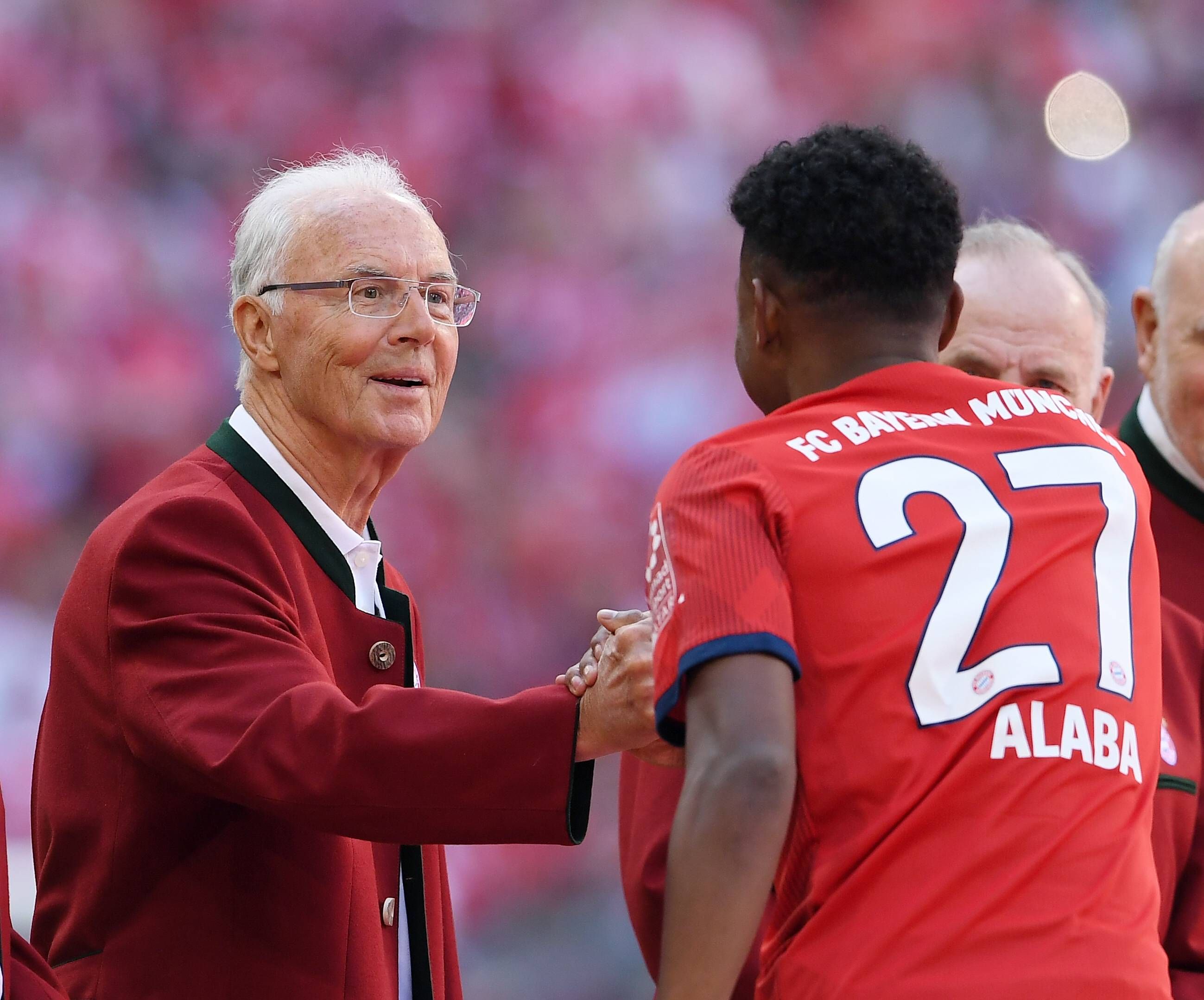 David Alaba und Franz Beckenbauer klatschten 2018 am letzten Saisonspieltag der deutschen Bundesliga nach dem Bayern-Sieg gegen Stuttgart ab.