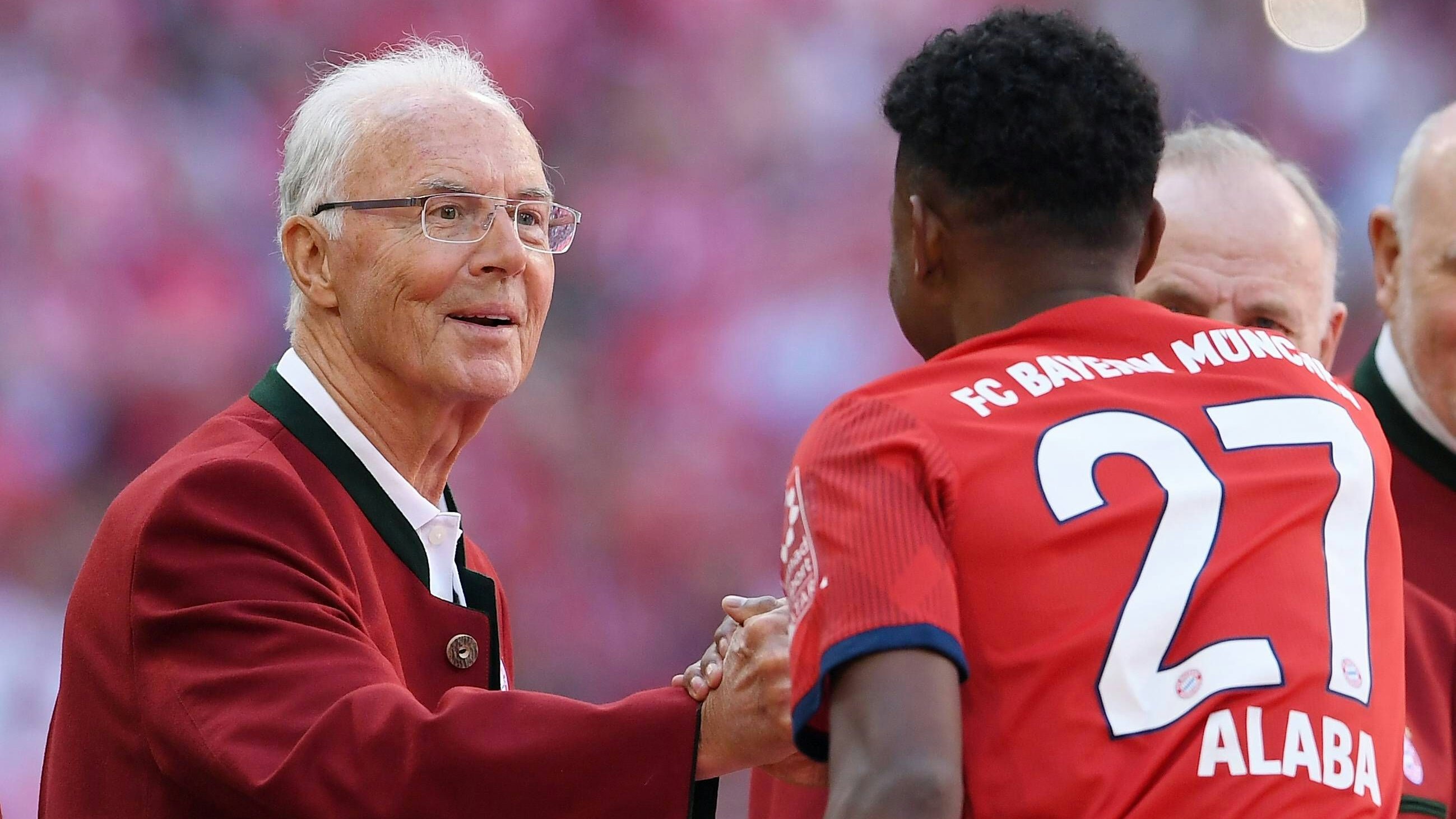 David Alaba und Franz Beckenbauer klatschten 2018 am letzten Saisonspieltag der deutschen Bundesliga nach dem Bayern-Sieg gegen Stuttgart ab.