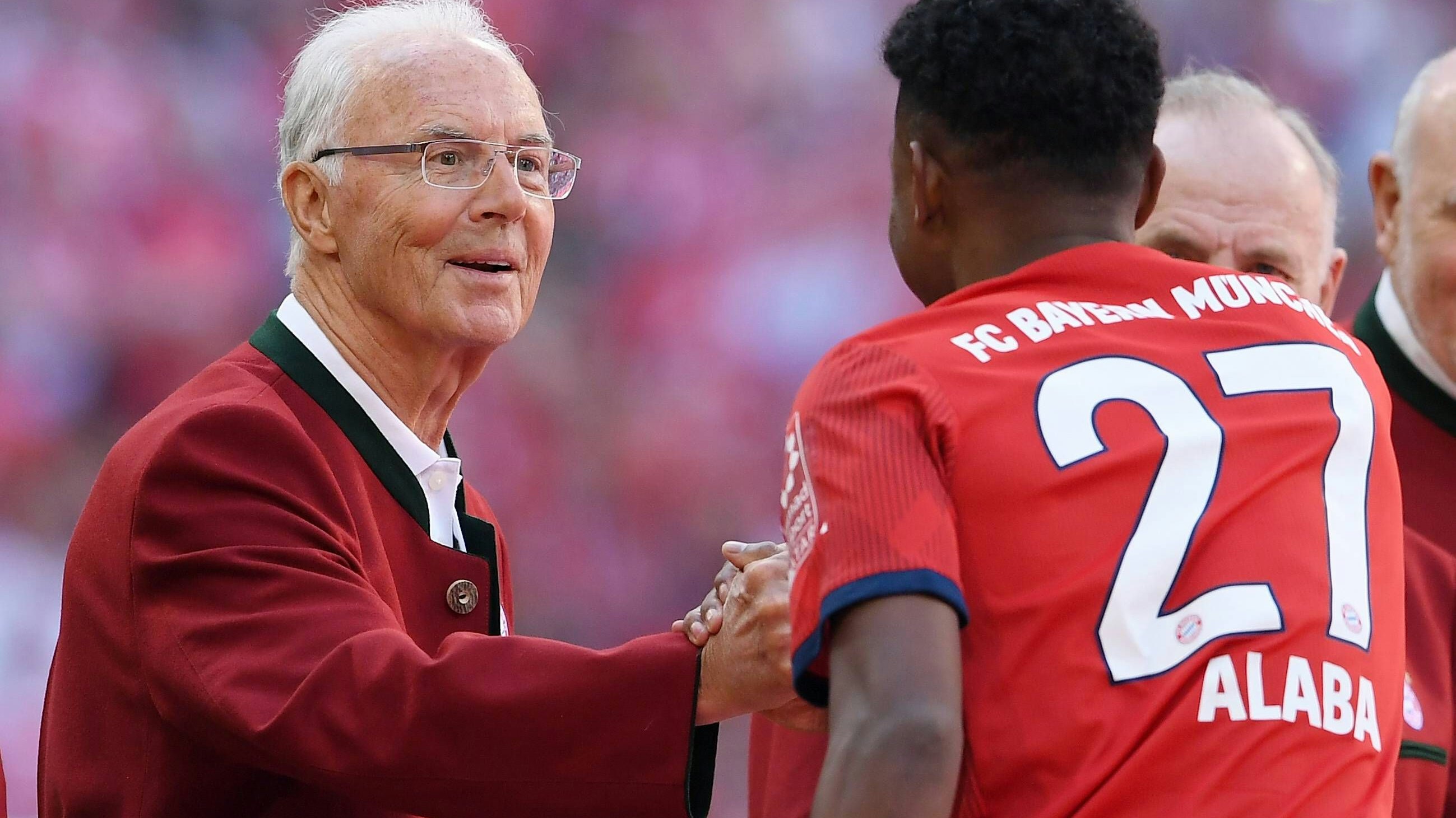 David Alaba und Franz Beckenbauer klatschten 2018 am letzten Saisonspieltag der deutschen Bundesliga nach dem Bayern-Sieg gegen Stuttgart ab.