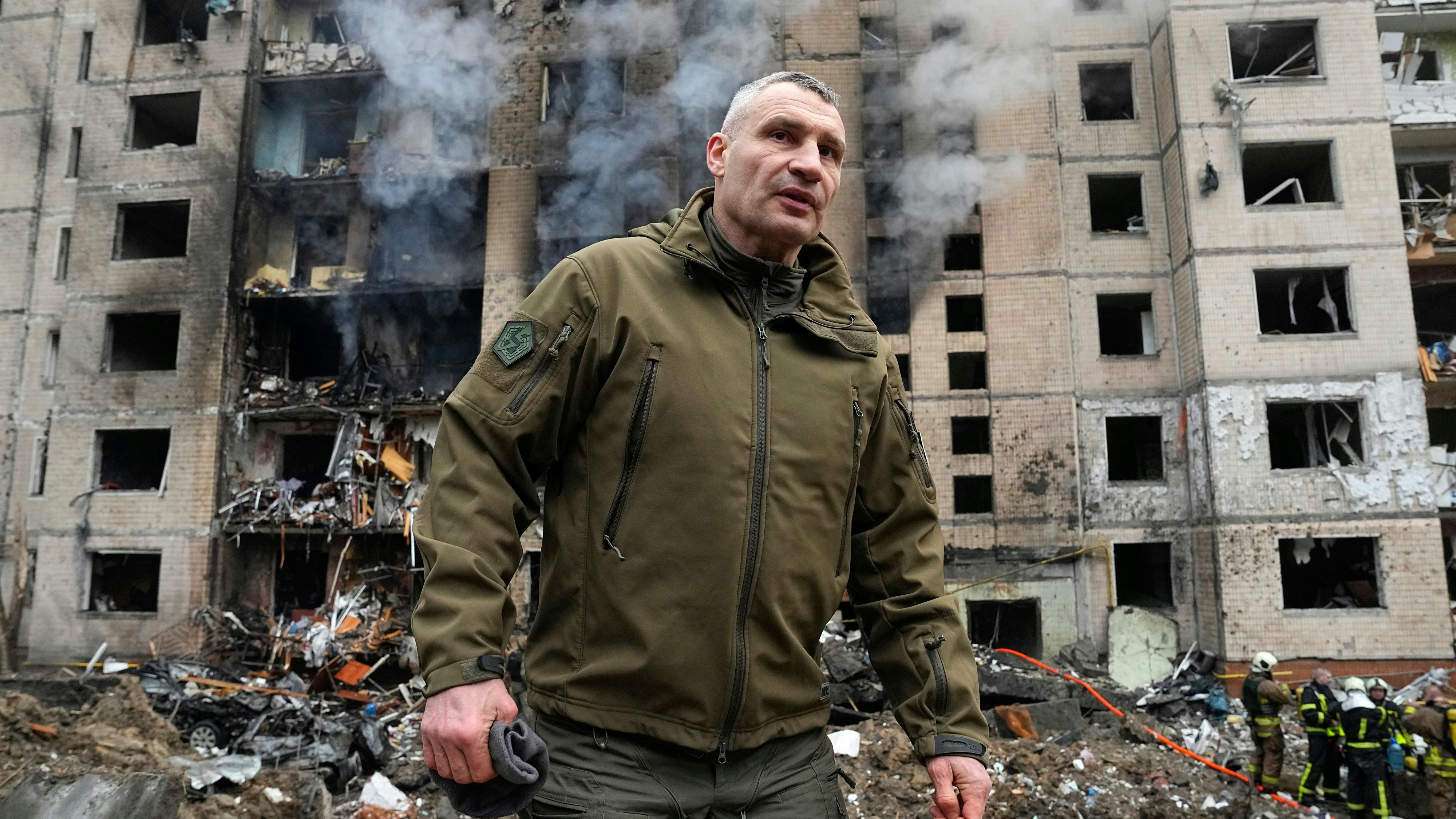 Download von www.picturedesk.com am 08.01.2024 (15:57).  Mayor of Kyiv Vitali Klitschko inspects damages as smoke rises out from a destroyed apartment building after a Russian attack in Kyiv, Ukraine, Tuesday, Jan. 2, 2024. (AP Photo/Efrem Lukatsky) - 20240102_PD1548 - Rechteinfo: Rights Managed (RM)