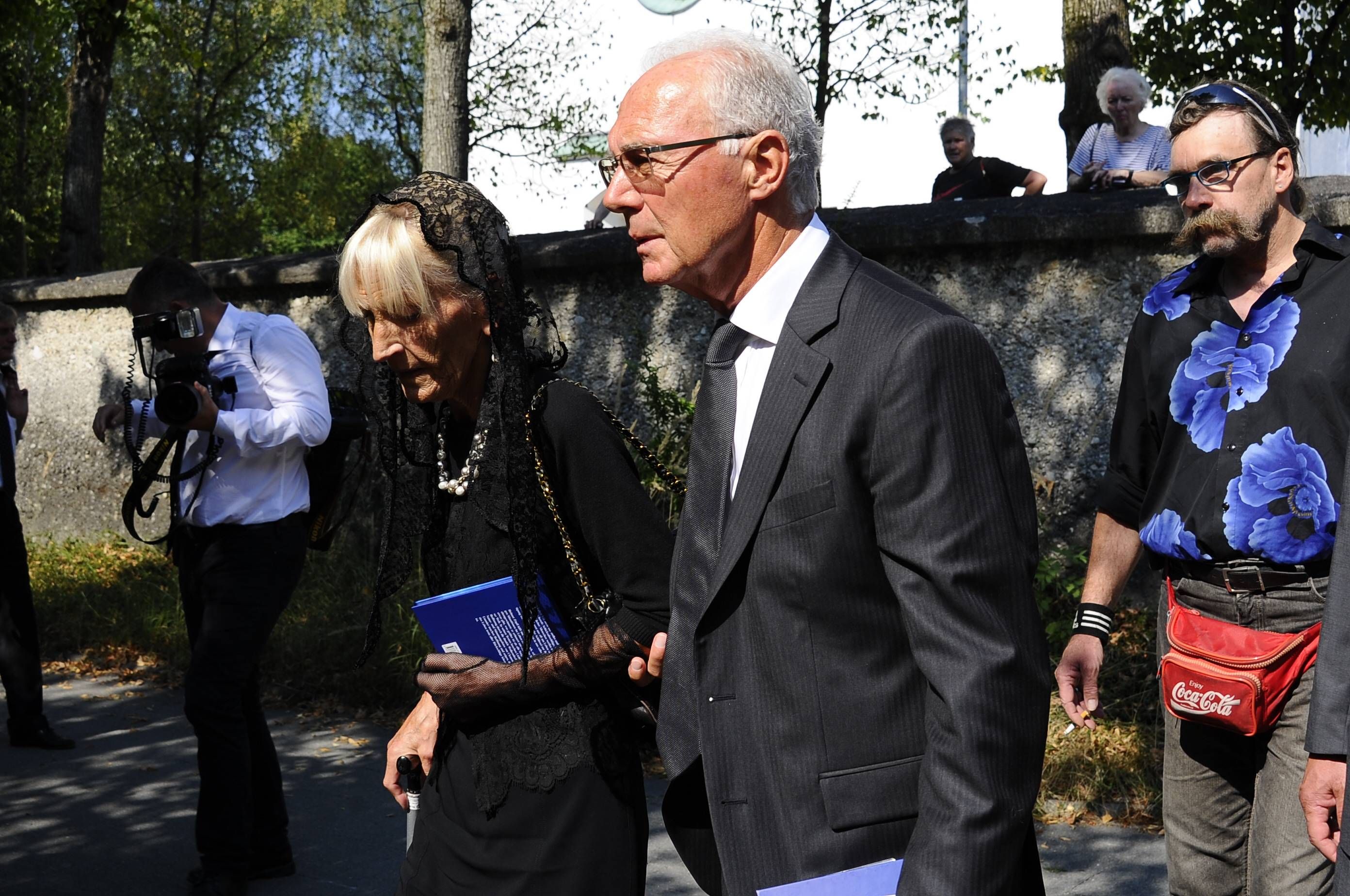 Franz Beckenbauer mit seiner Ex-Frau Brigitte, 2015 auf dem Weg zum Begräbnis seines Sohnes Stephan. Brigitte starb 2021.