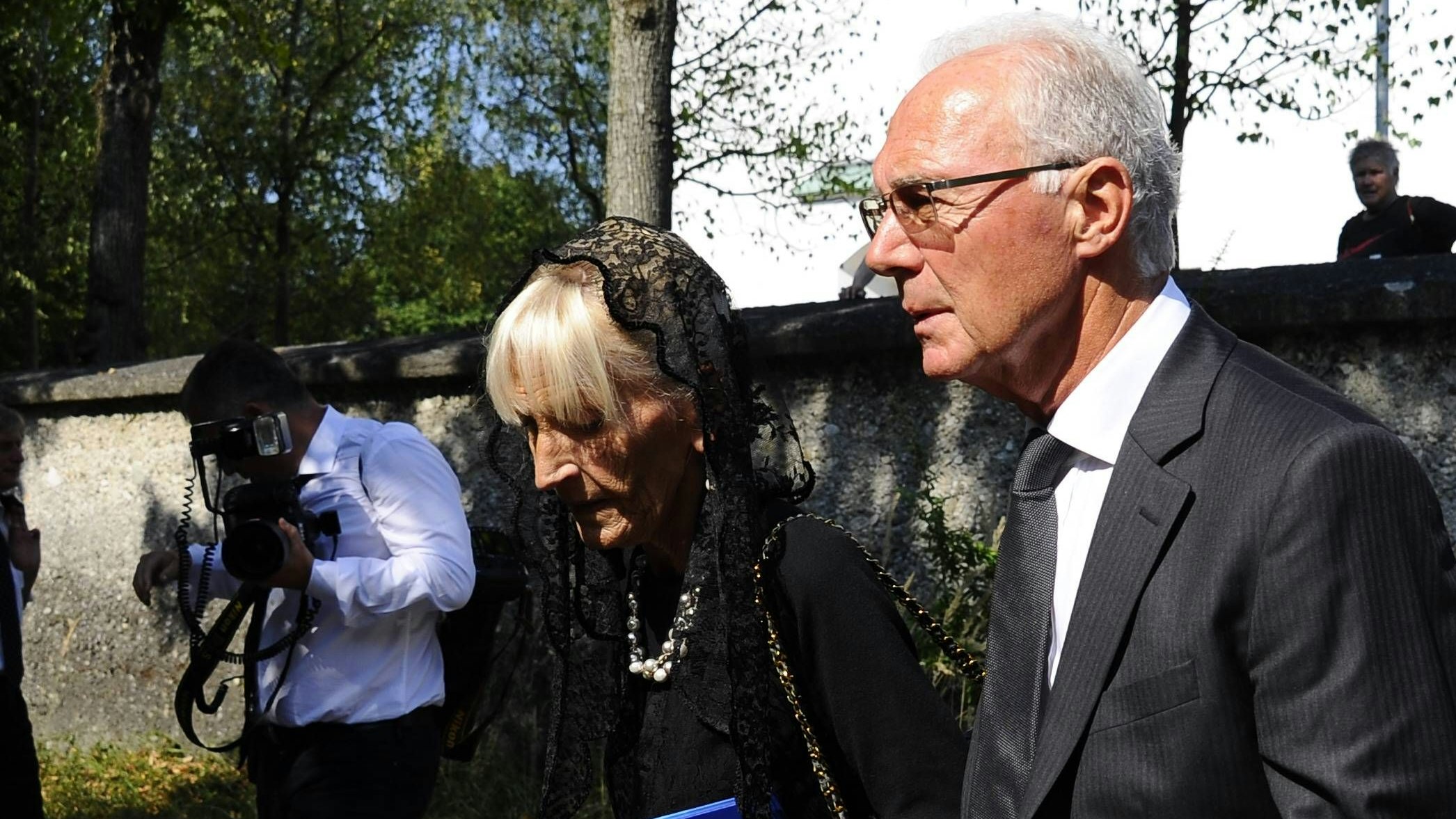 Franz Beckenbauer mit seiner Ex-Frau Brigitte, 2015 auf dem Weg zum Begräbnis seines Sohnes Stephan. Brigitte starb 2021.