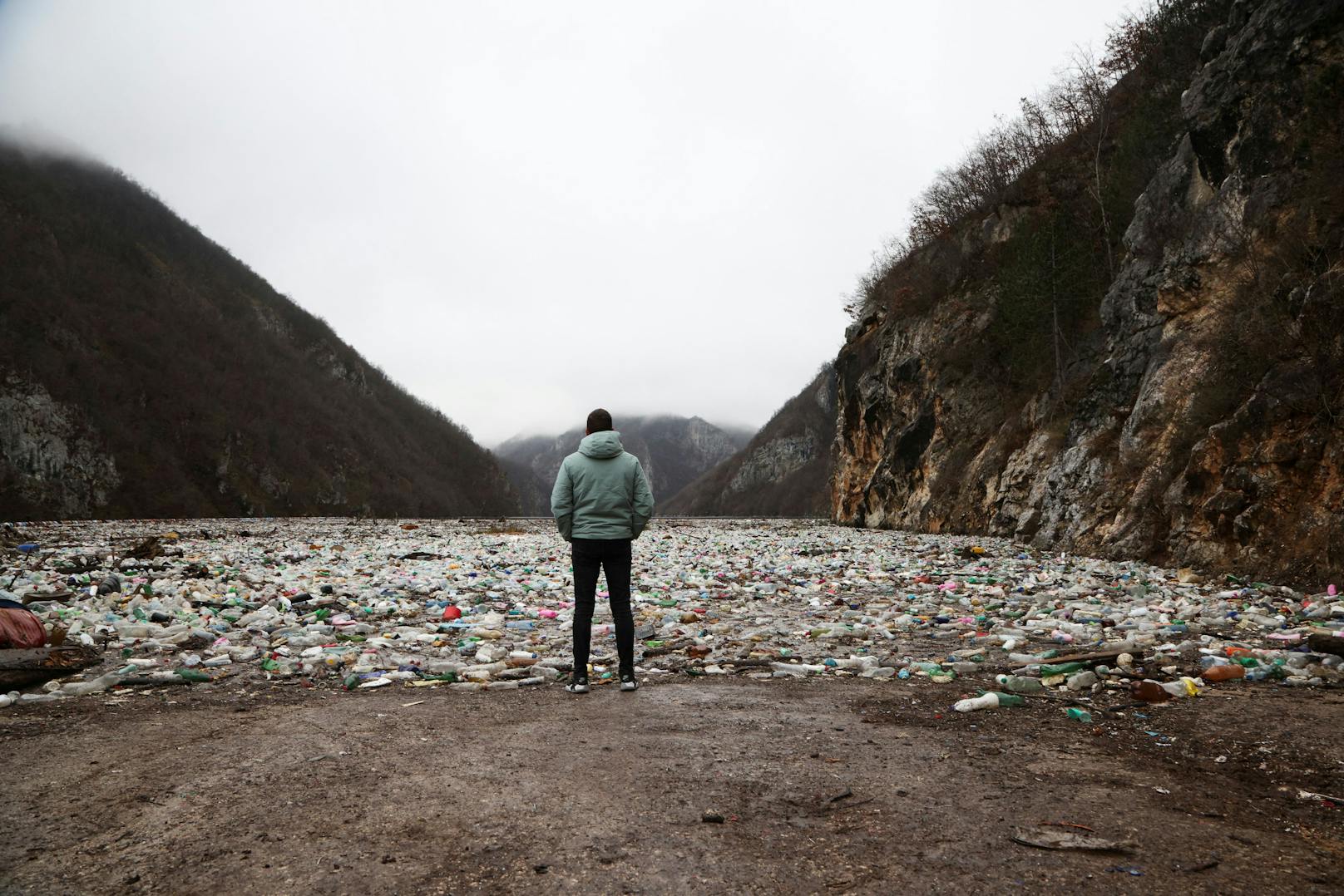 Balkan-Fluss versinkt nach Silvester in Städte-Müll