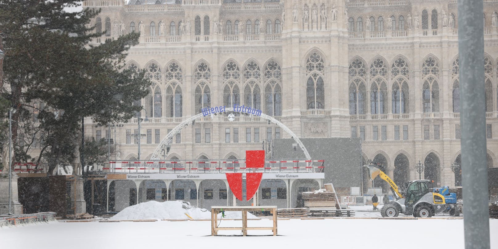 Der Aufbau des Wiener Eistraums am Rathausplatz läuft auf Hochtouren. 