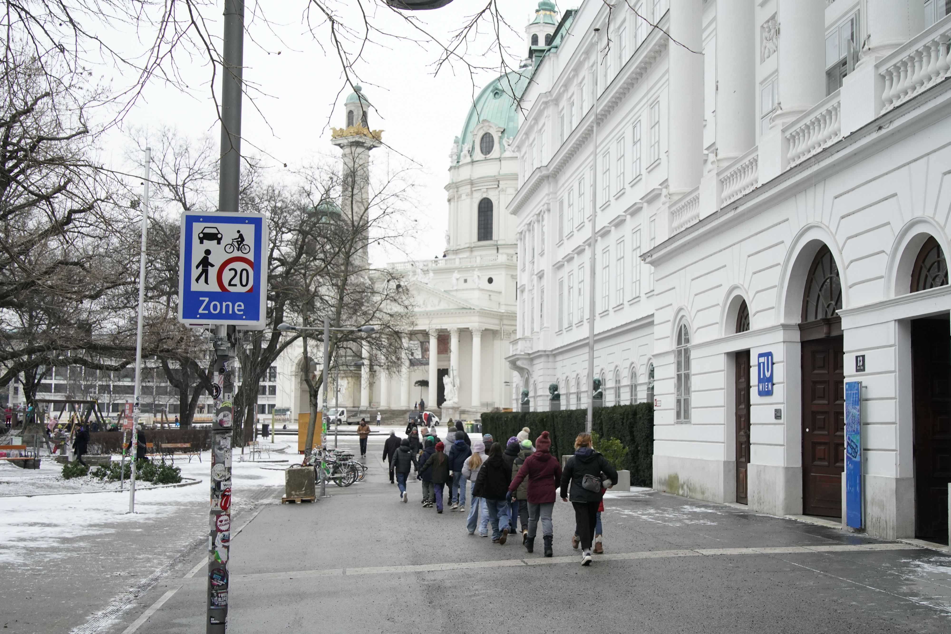 Das Begegnungszonen-Schild vor der TU Wien sorgte für Verwirrung. 