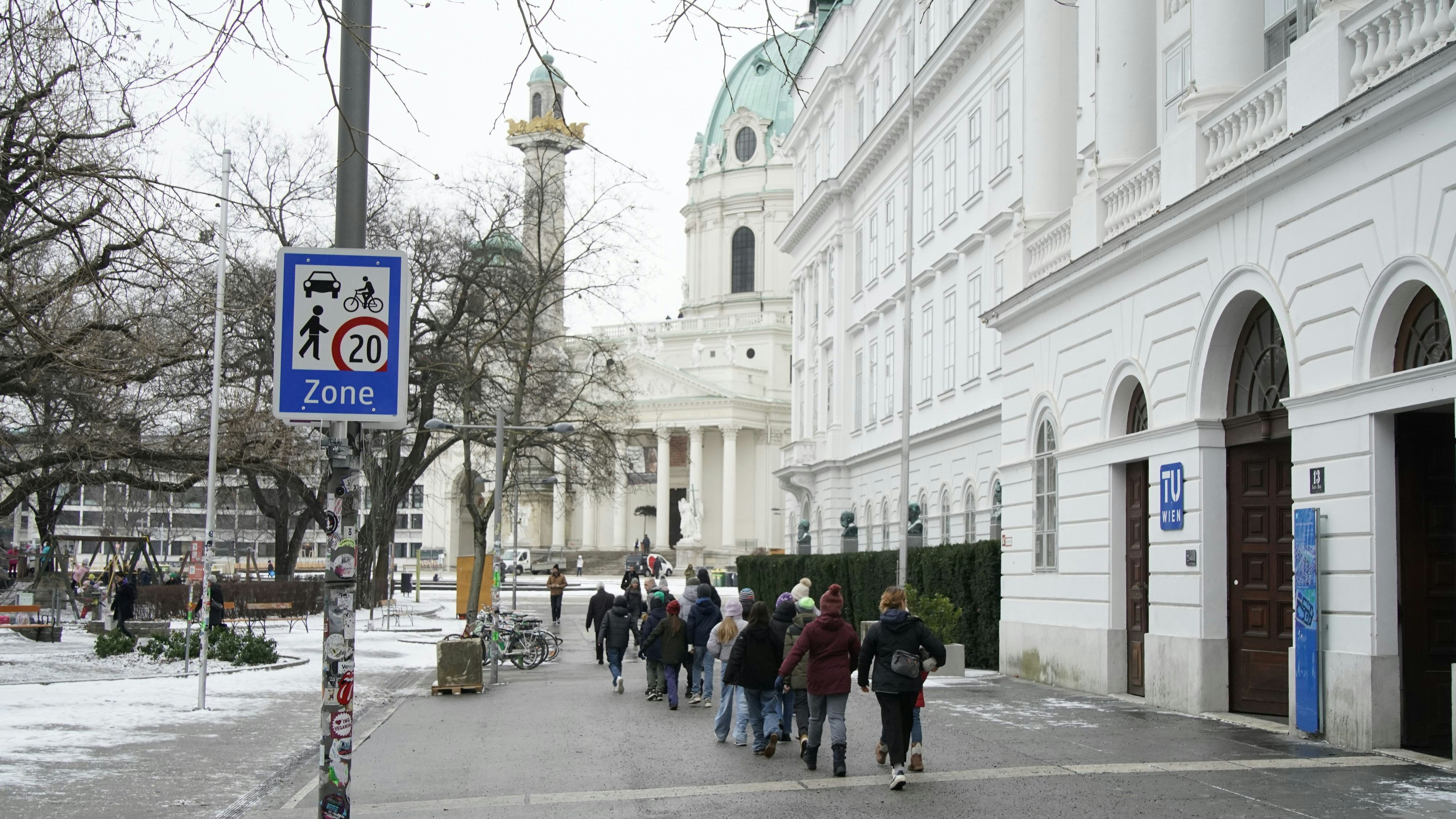 Das Begegnungszonen-Schild vor der TU Wien sorgte für Verwirrung. 