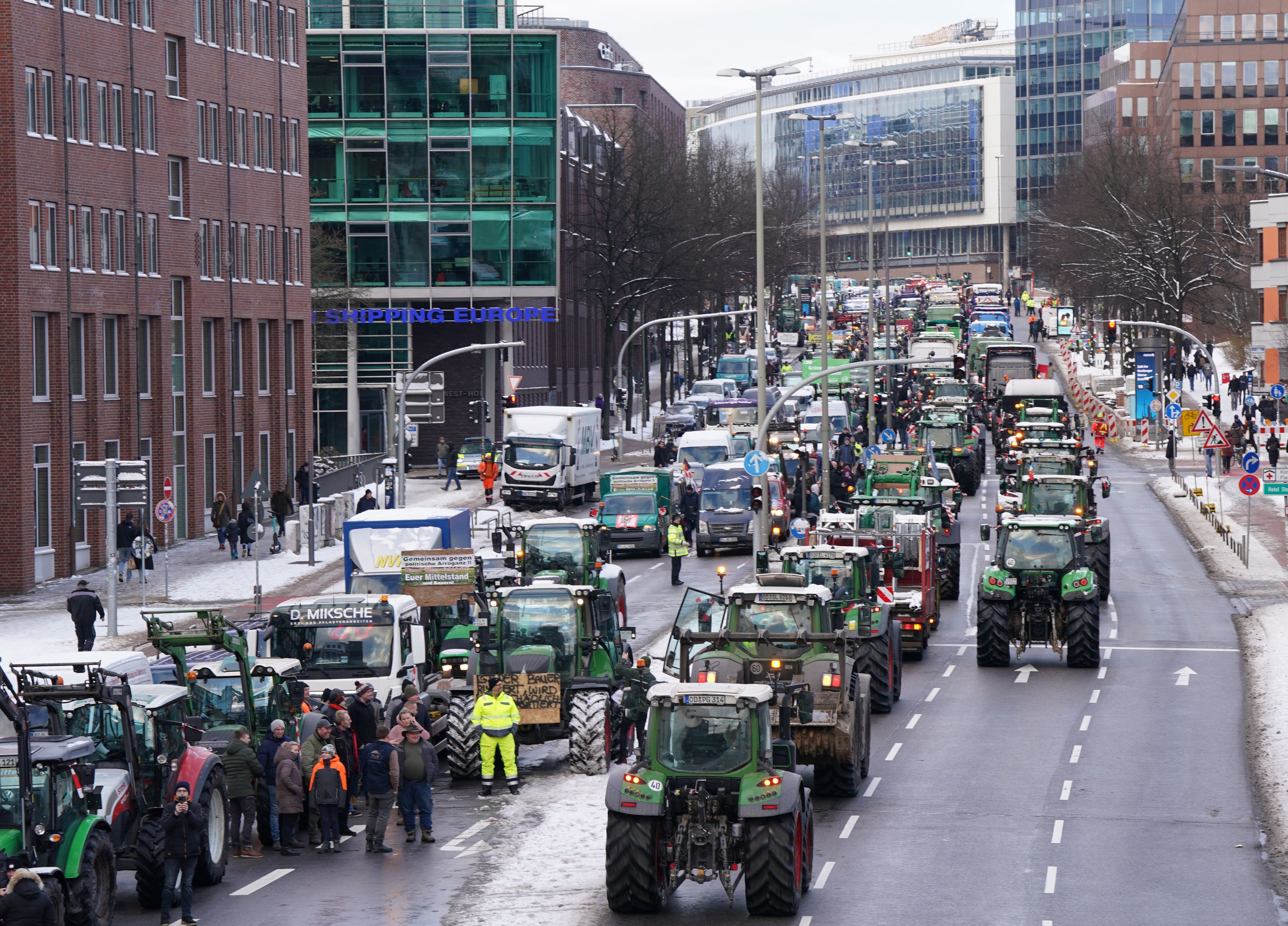 Bauernproteste – Autofahrer überfährt Demonstrant | Heute.at