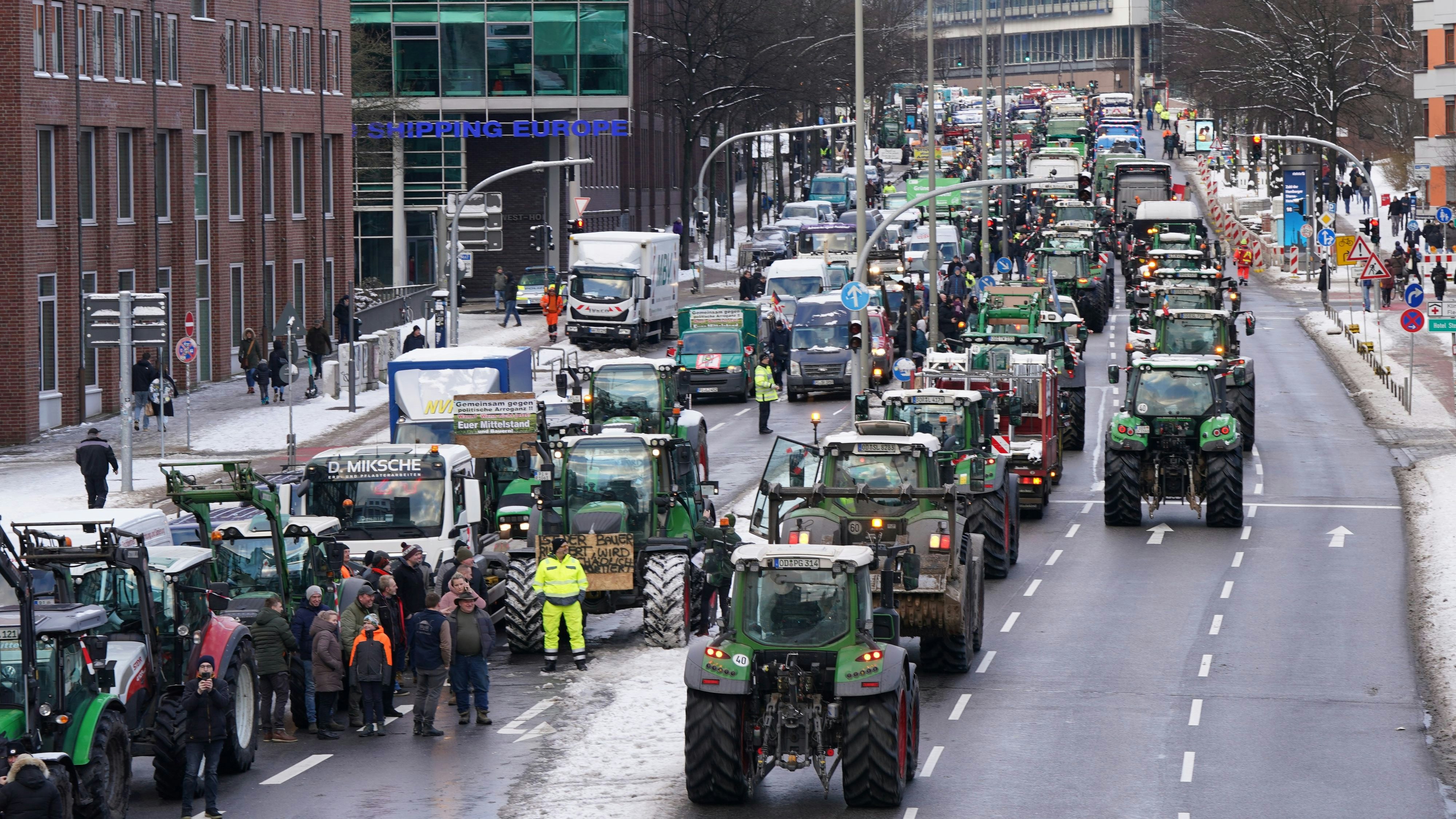 Download von www.picturedesk.com am 08.01.2024 (14:23).  08 January 2024, Hamburg: Tractors are parked in the city center after a rally as part of the farmers' association's week of action. In response to the federal government's austerity plans, the farmers' association has called for a week of action with rallies and rallies starting on January 8. It is to culminate in a major demonstration in the capital on January 15. Photo: Marcus Brandt/dpa - 20240108_PD3671 - Rechteinfo: Rights Managed (RM)