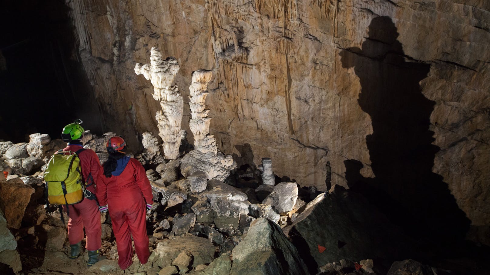 Familie und zwei Tour-Guides in Höhle eingeschlossen