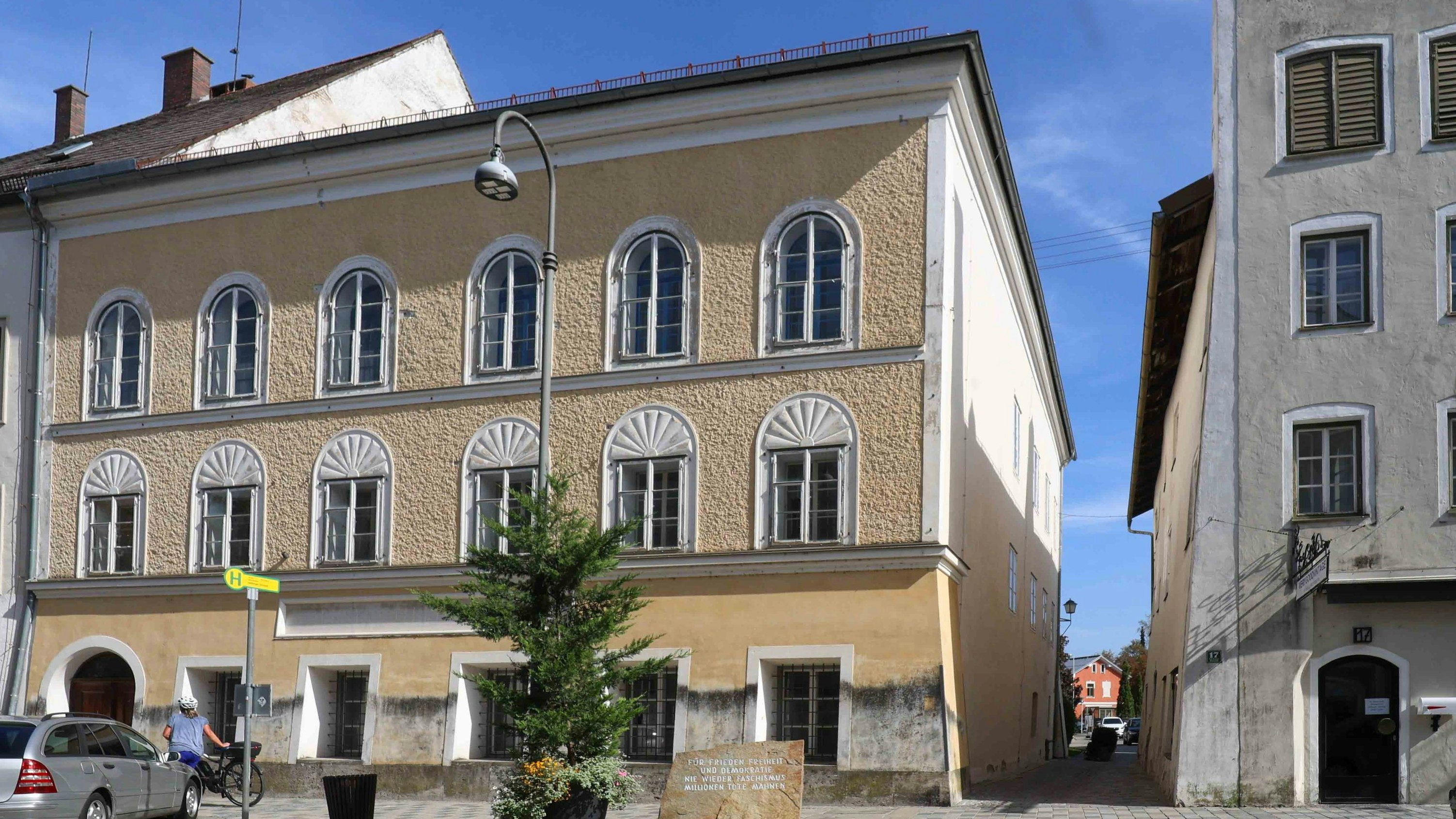 01.10.2023, Braunau am Inn, AUT, Fototermin, Braunau History, Unterwegs in Oberösterreich, im Bild der Mahnstein vor dem Geburtshaus von Adolf Hitler (Adolf Schicklgruber) die ehemalige "Volksbuecherei" in Braunau am Inn, Sehensw¸rdigkeit, Tourismus, Salzburger Vorstadt 15, Geburtshaus von Adolf HITLER, house, where Adolf Hitler was born, Nationalsozialismus, Drittes Reich, Europe, Europa, Gedenkstein gegen Faschismus, Das HItlerhaus einem Tag bevor die Umbauarbeiten beginnen, Pressefoto Scharinger © 2023, PhotoCredit D. Scharinger