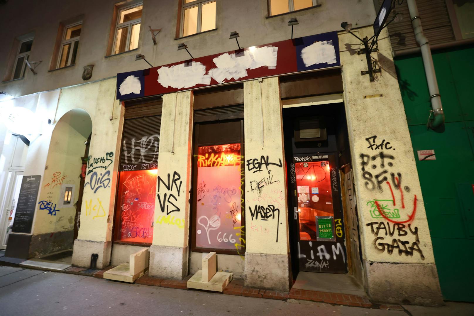 Die Außenfassade ist vollgesprüht mit Graffiti, kein roter Teppich, kein goldenes Welcome-Schild, keine Einlasskontrolle. Wer die Adresse nicht kennt, geht hier einfach vorbei. Etwas für Insider also. Davon gibt es schon einige, kaum eröffnet hat das Café Florida auf Instagram bereits knapp 2.000 Follower.