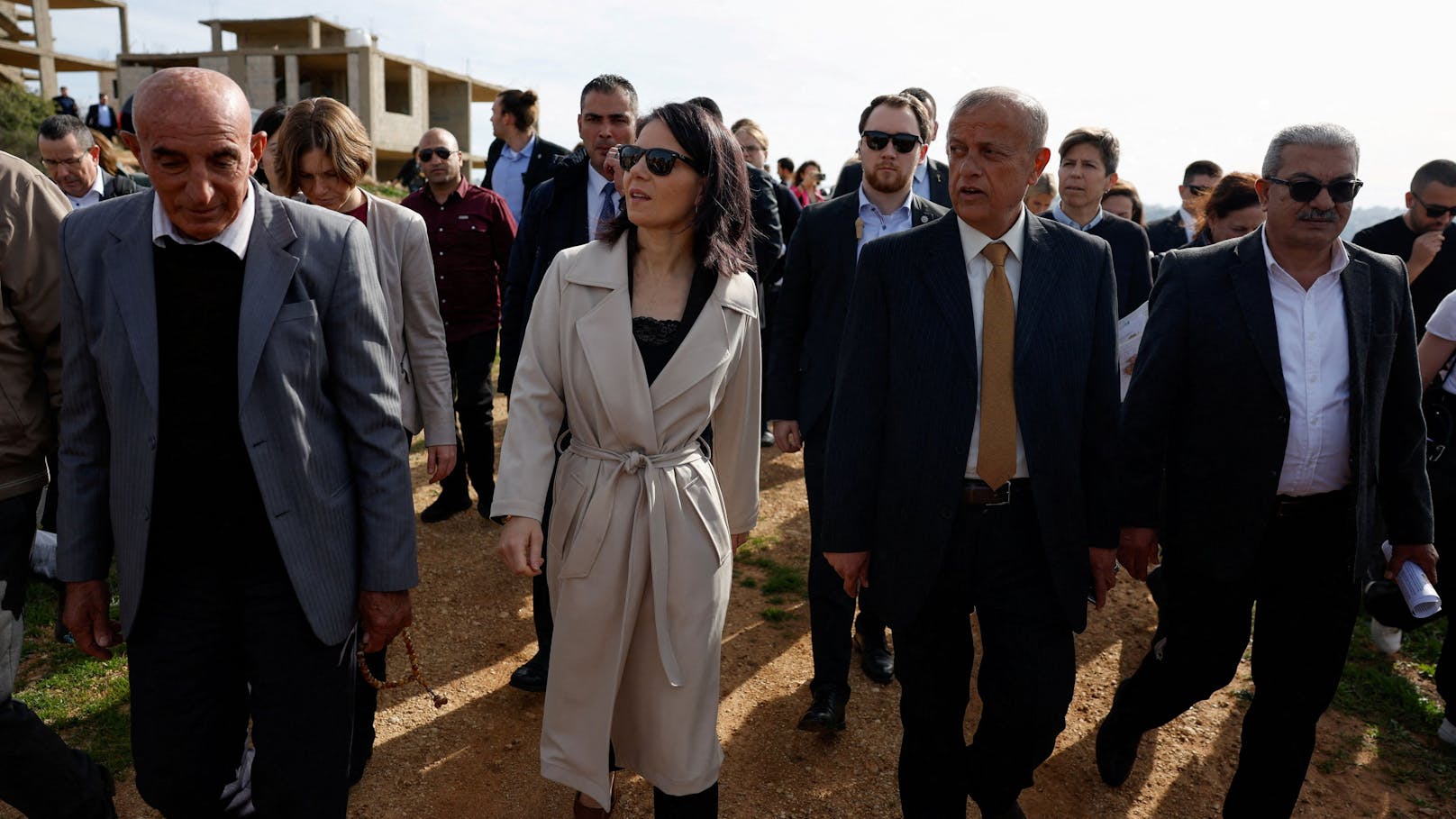 Die deutsche Außenministerin Annalena Baerbock trifft während eines Besuchs im Westjordanland Palästinenser.