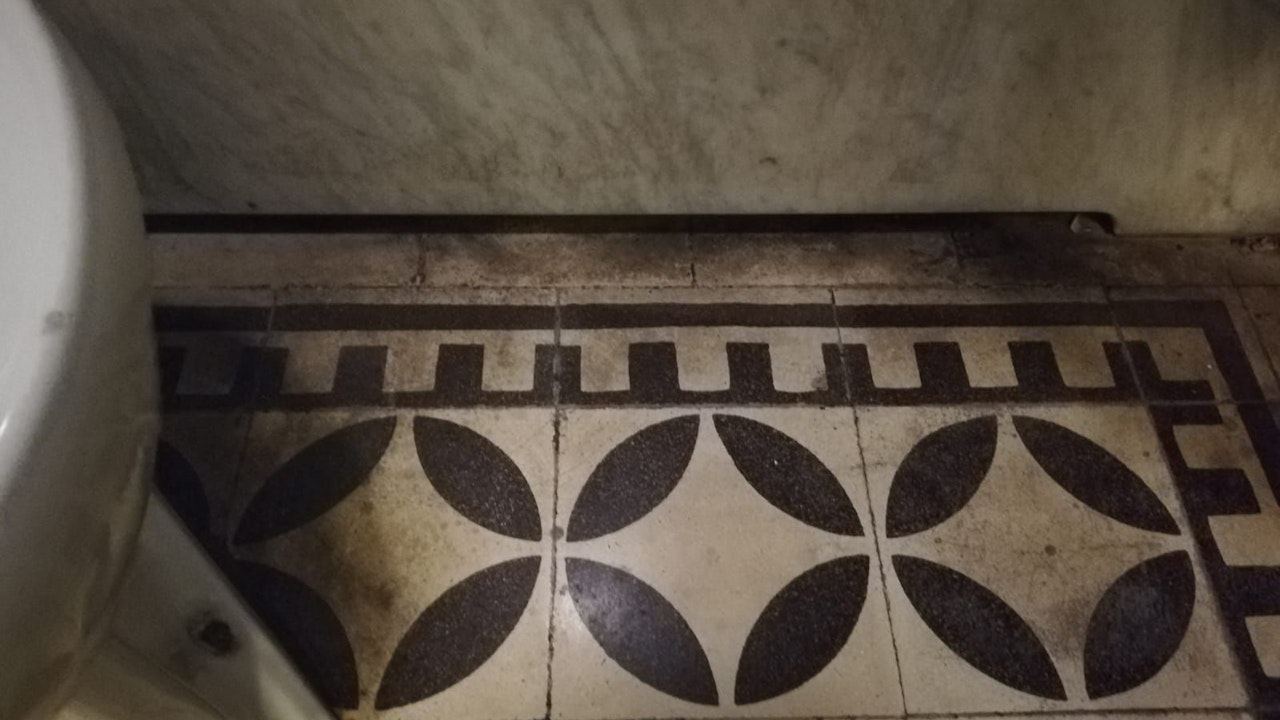 Heute.at - Zumutung – Berühmtes WC darf nicht saniert werden