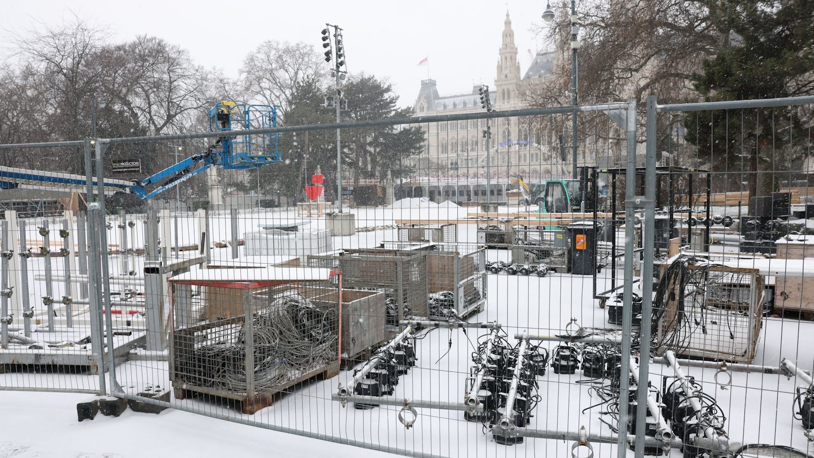 Die Lichtmasten müssen noch aufgebaut werden – es wartet noch viel Arbeit. 