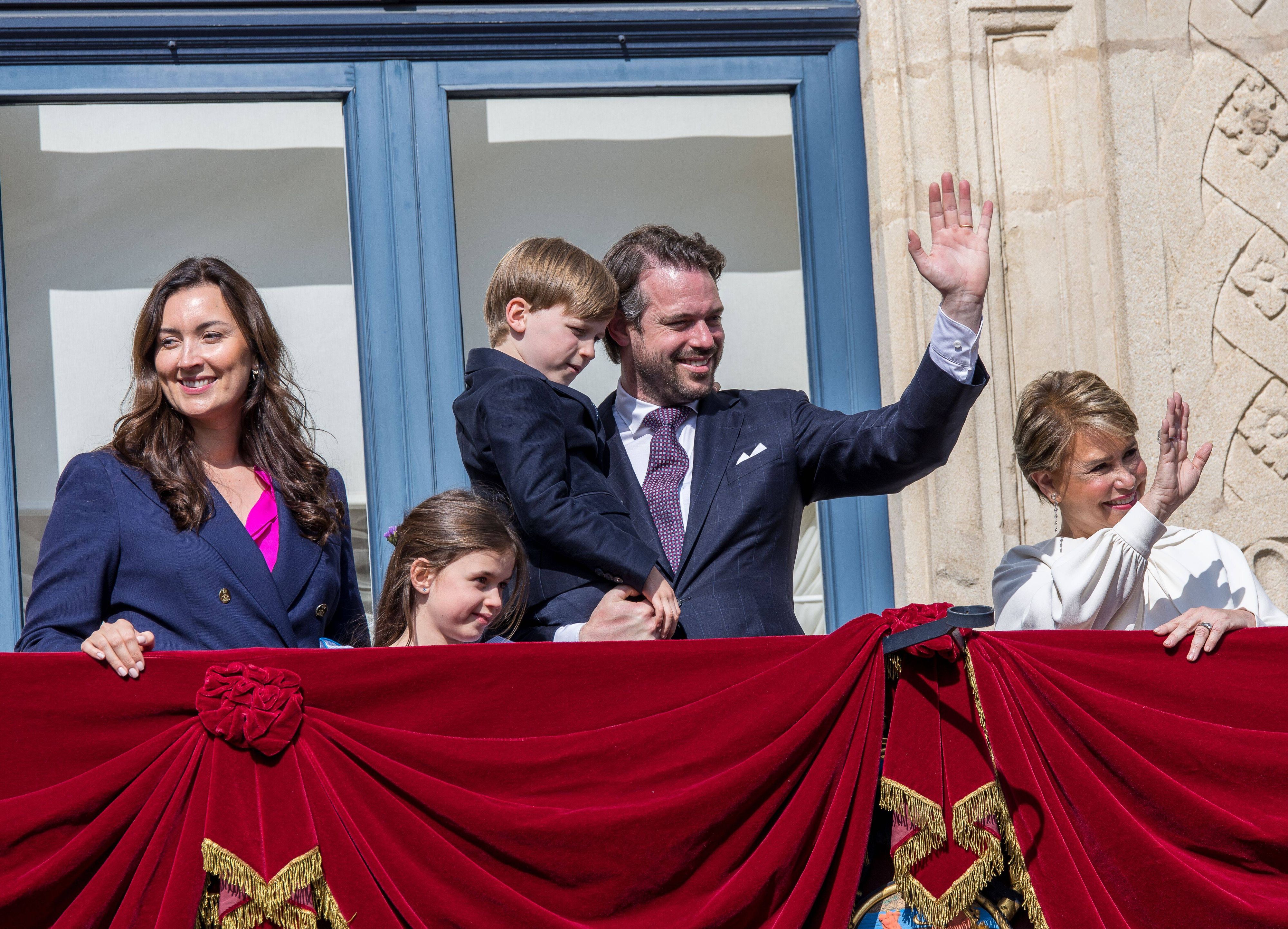 Prinzessin Claire, Prinz Felix, Prinz Charles, Erbgroßherzog Guillaume und Großherzogin Maria Teresa beim Balkonauftritt in Luxemburg-Stadt, Mai 2023. 