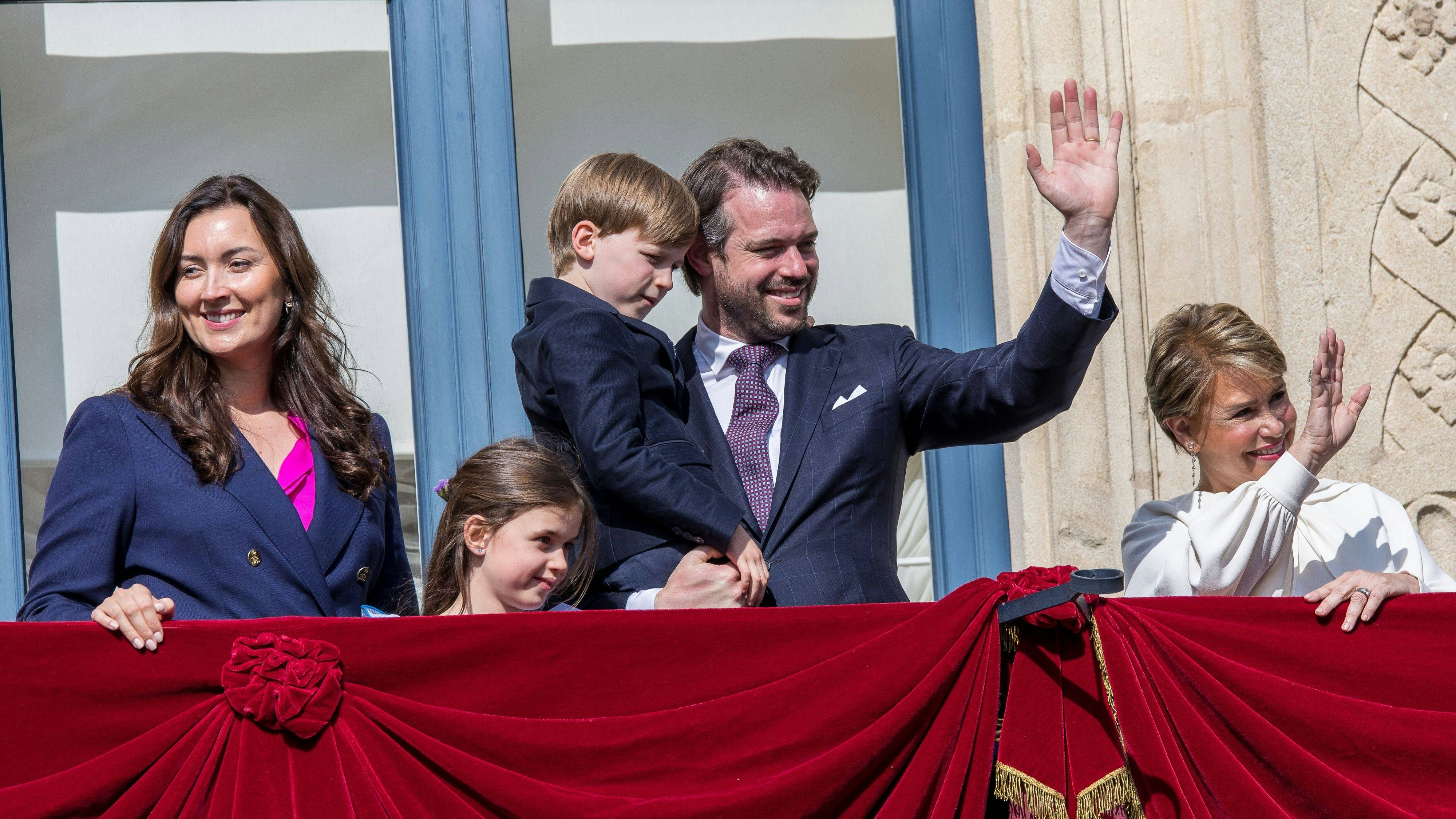 Download von www.picturedesk.com am 08.01.2024 (16:42).  Prinzessin Claire (LU), Prinz Felix (LU), Prinz Charles (LU), Erbgrossherzog Guillaume (LU), Grossherzogin Maria Teresa (LU), beim Balkonauftritt nach der Prozession zum Abschluss der Oktave in die Kathedrale unserer lieben Frau in Luxemburg-Stadt, Luxemburg, 14. Mai 2023. - 20230514_PD21390 - Rechteinfo: Rights Managed (RM) Fotografische Urheberrechte sind garantiert. Der Kunde selbst hat insbesondere die Persönlichkeitsrechte der abgebildeten Personen in eigener Verantwortung zu beachten (AGBs Punkt 5). Nur für redaktionelle Nutzung!
