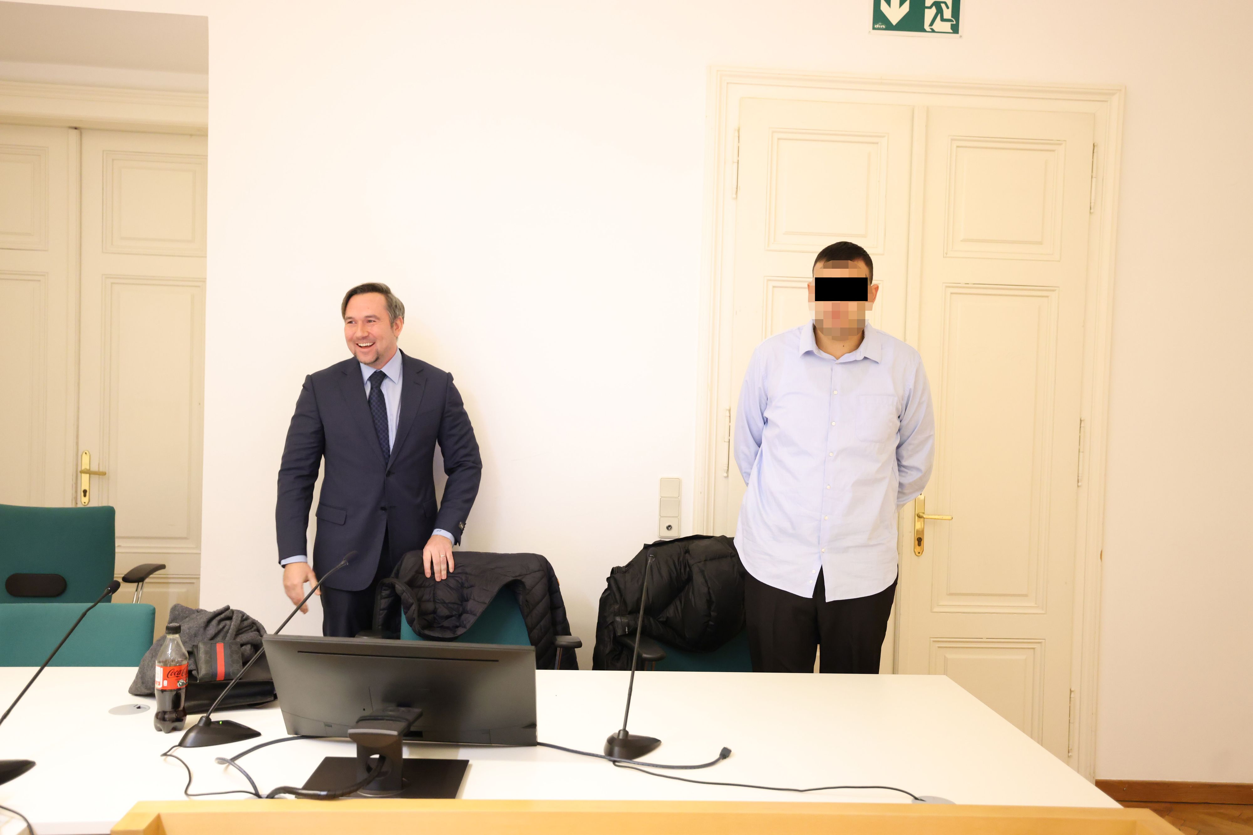 Anwalt Norbert Piech mit seinem Mandanten: Der 23-jährige Ex-Bundesheerler fasste eine unbedingte Haftstrafe aus.