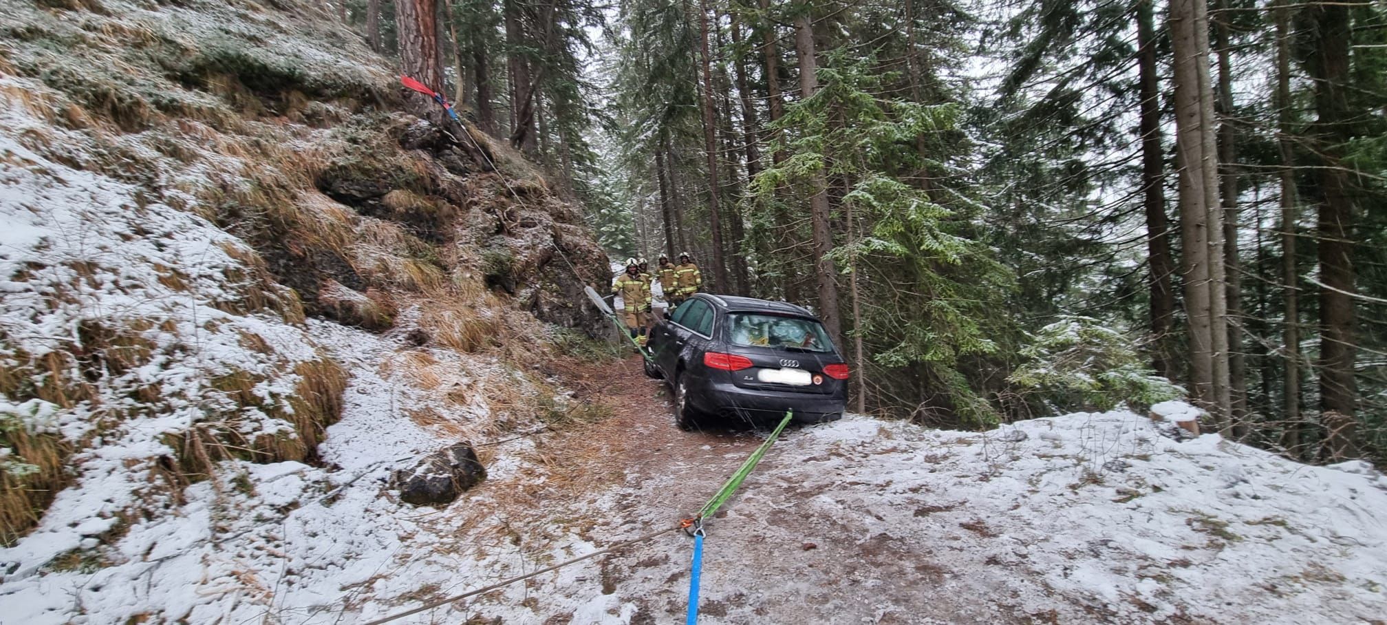 Auf Abwegen: Ein deutscher Audi-Lenker nutzte einen Waldweg als Abkürzung – dann musste ihn die Feuerwehr bergen.