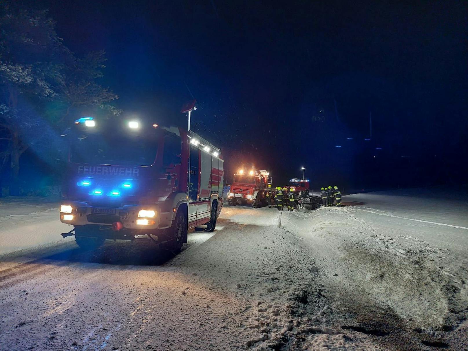 Die Feuerwehr zog das Wrack wieder auf die Straße.