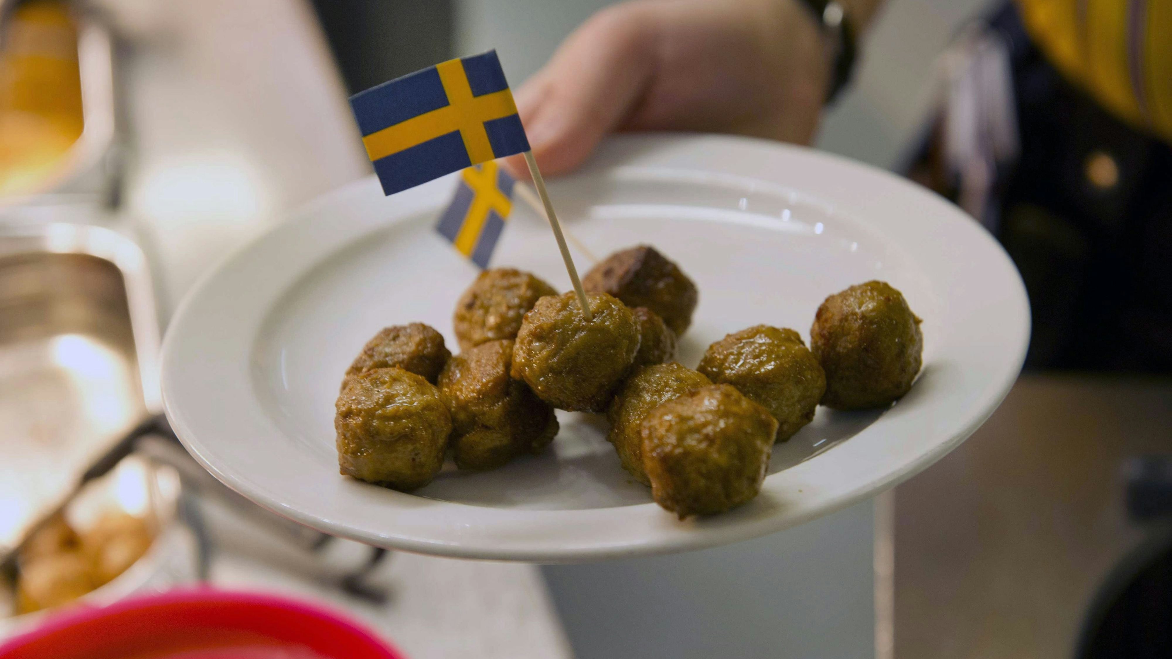 Download von www.picturedesk.com am 08.01.2024 (17:42).  epa03638231 Meat balls are served in a restaurant of Ikea in Amsterdam, The Netherlands, 23 March 2013. Ikea meatballs are returning to the companys food menu after last month's controversial horse meat scare. In February, IKEA stopped selling meatballs from its main supplier, Familjen Dafgard, after testing showed a batch of the product contained horse meat. EPA/MARCEL ANTONISSE - 20130323_PD2468 - Rechteinfo: Rights Managed (RM)