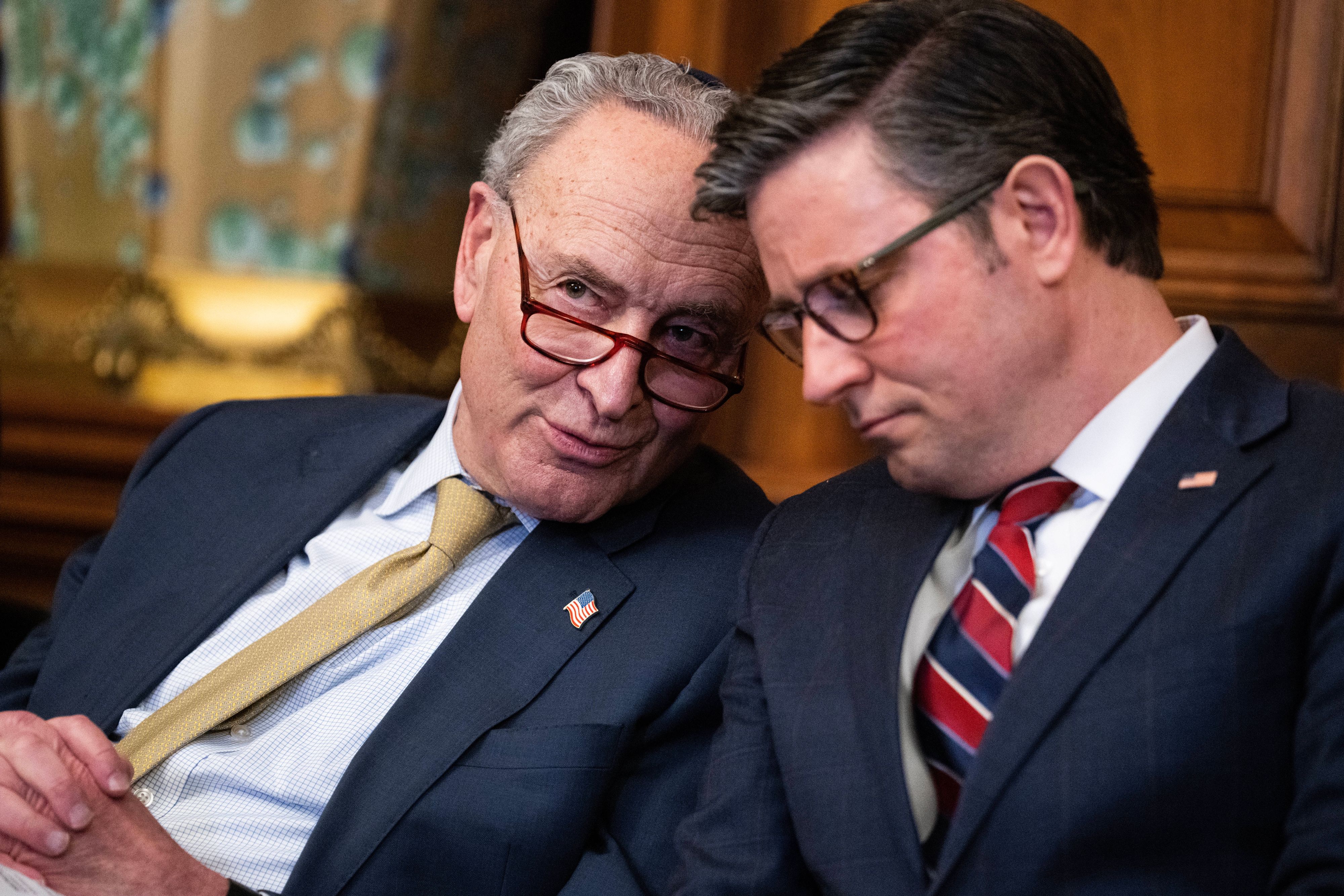 Shutdown abgewendet: Charles Schumer und Mike Johnson bzw. deren Parteien konnten sich im Budgetstreit offenbar einigen.